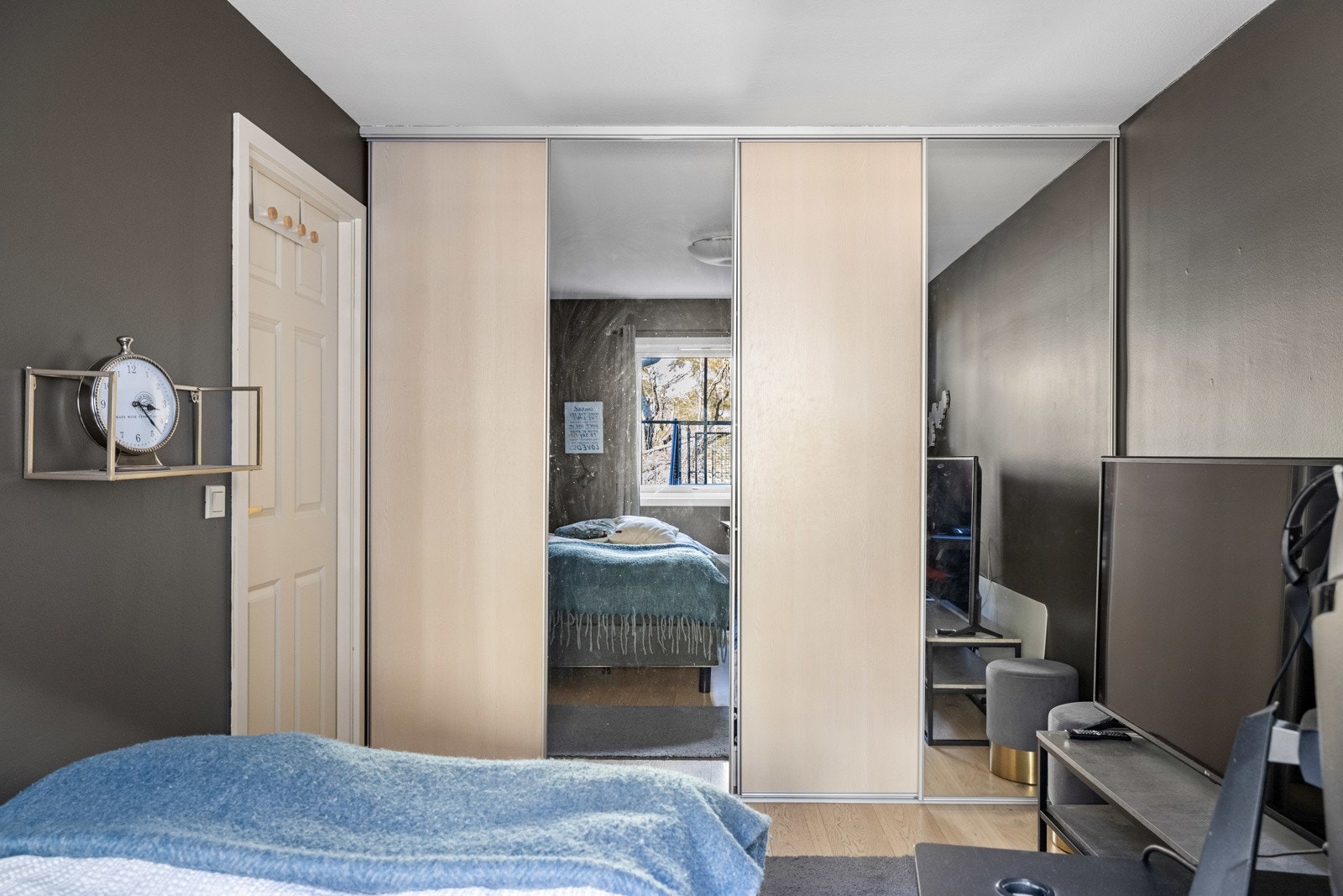 Det er montert garderobeskap på begge rom, som medfølger i salget. Galleribilde