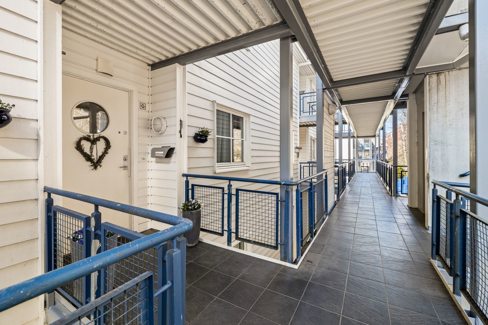 Leiligheten har egen inngangsdør via felles svalgang. Det er heis fra garasjekjeller. Galleribilde