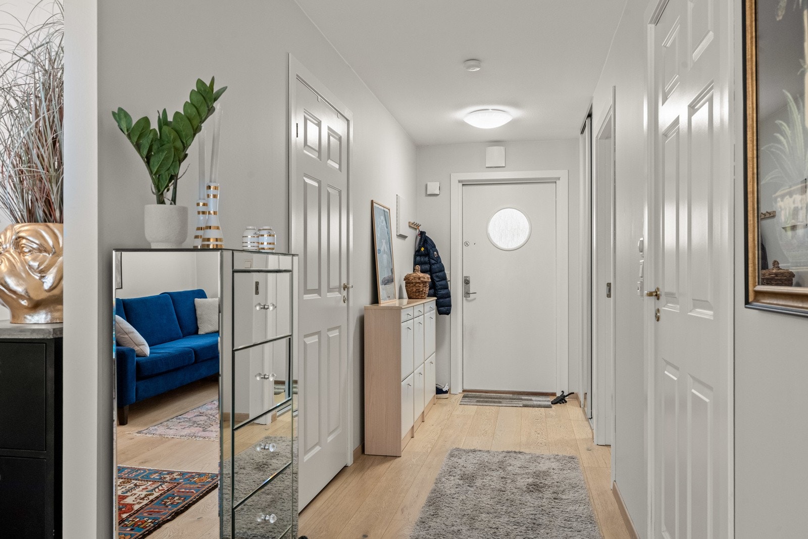Leiligheten har lys og langstrakt gang med god plass til yttertøy. Galleribilde