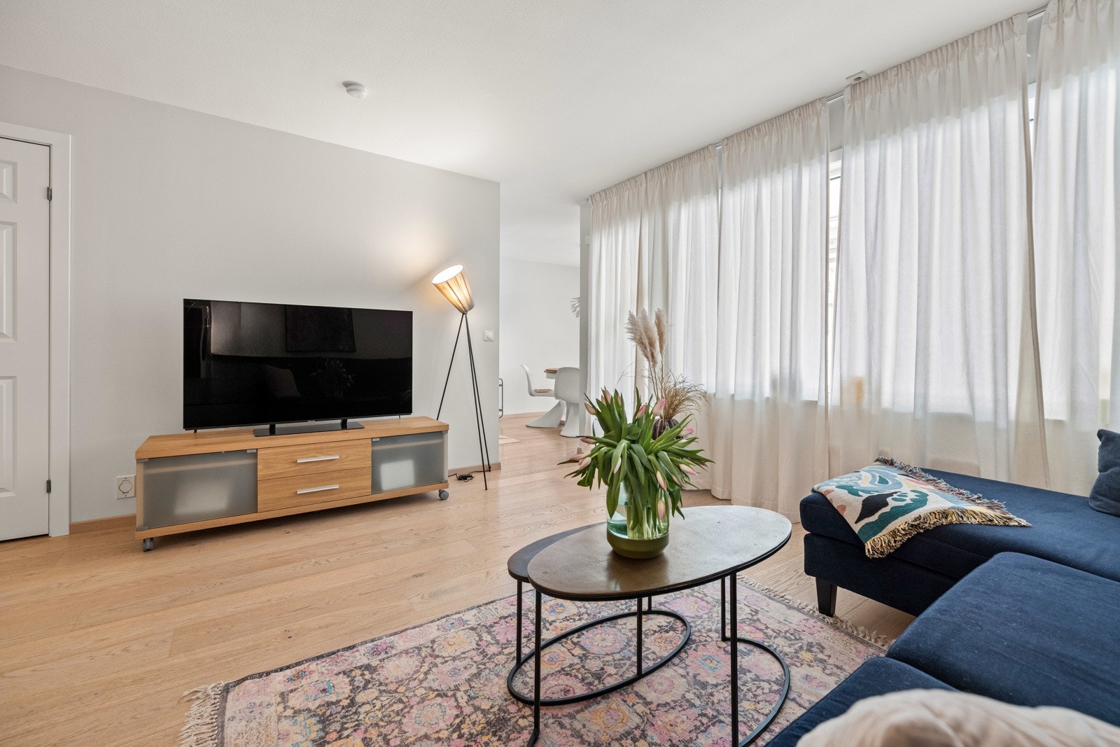 Det er store vinduer som gir godt lysinnslipp, og utgang til vestvendt balkong på ca. 10 kvm. (Balkongen er for tiden under renovering i regi av brl). Galleribilde