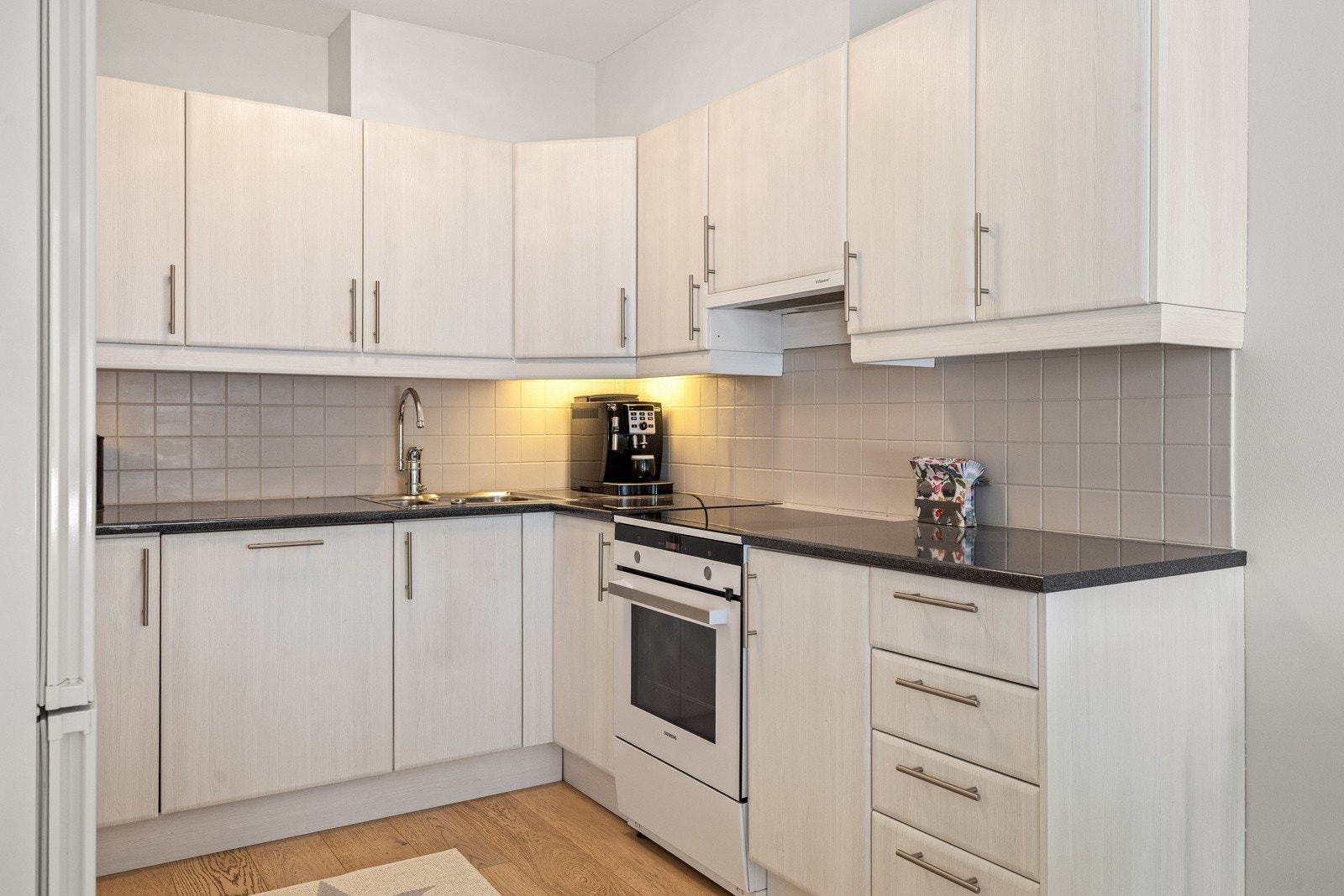 God lagringsplass og ekstra benkebelysning. Galleribilde