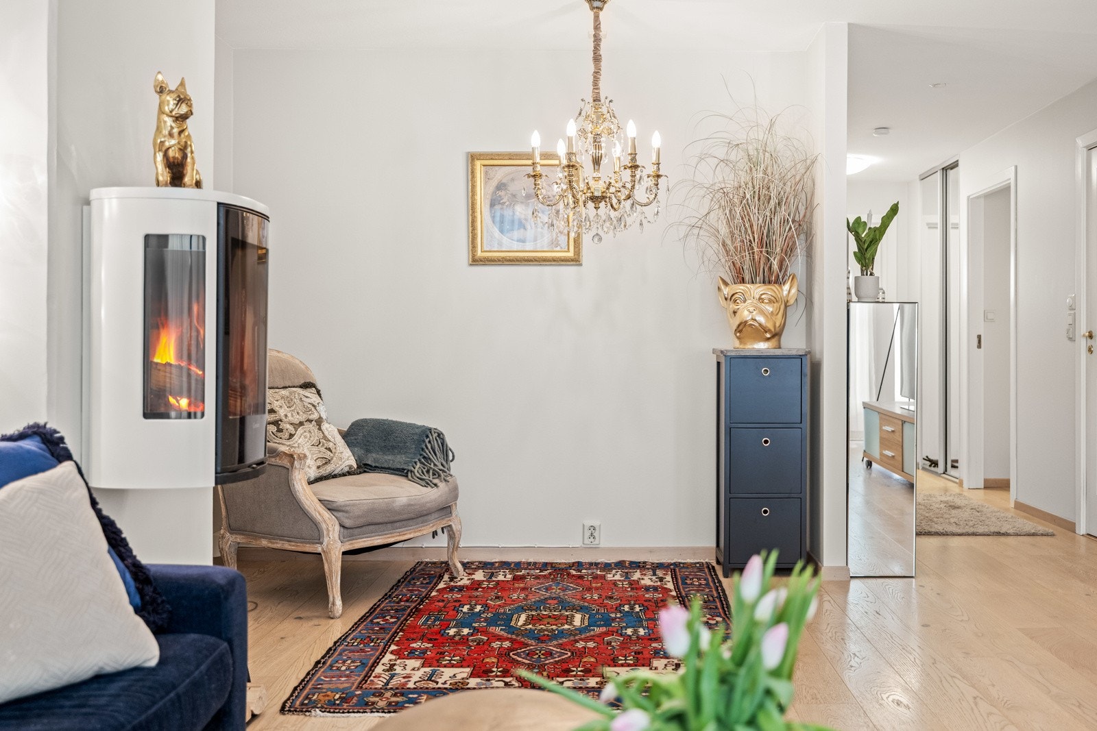 Stuen er utstyrt med både peisovn og varmepumpe. Galleribilde