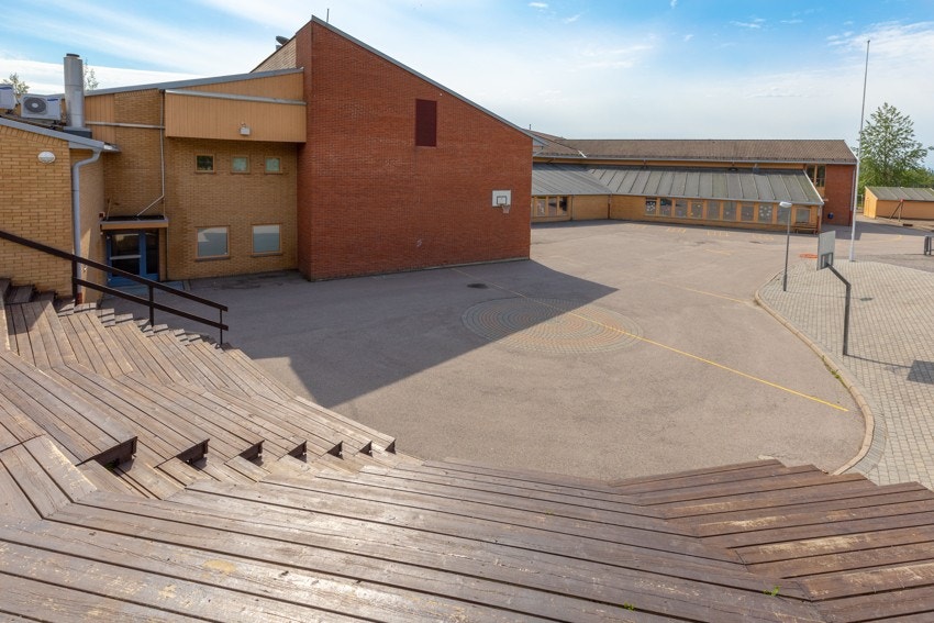 Boligen sokner til Vardeåsen Nærmiljøsenter. Det er flere barnehager i området. Galleribilde