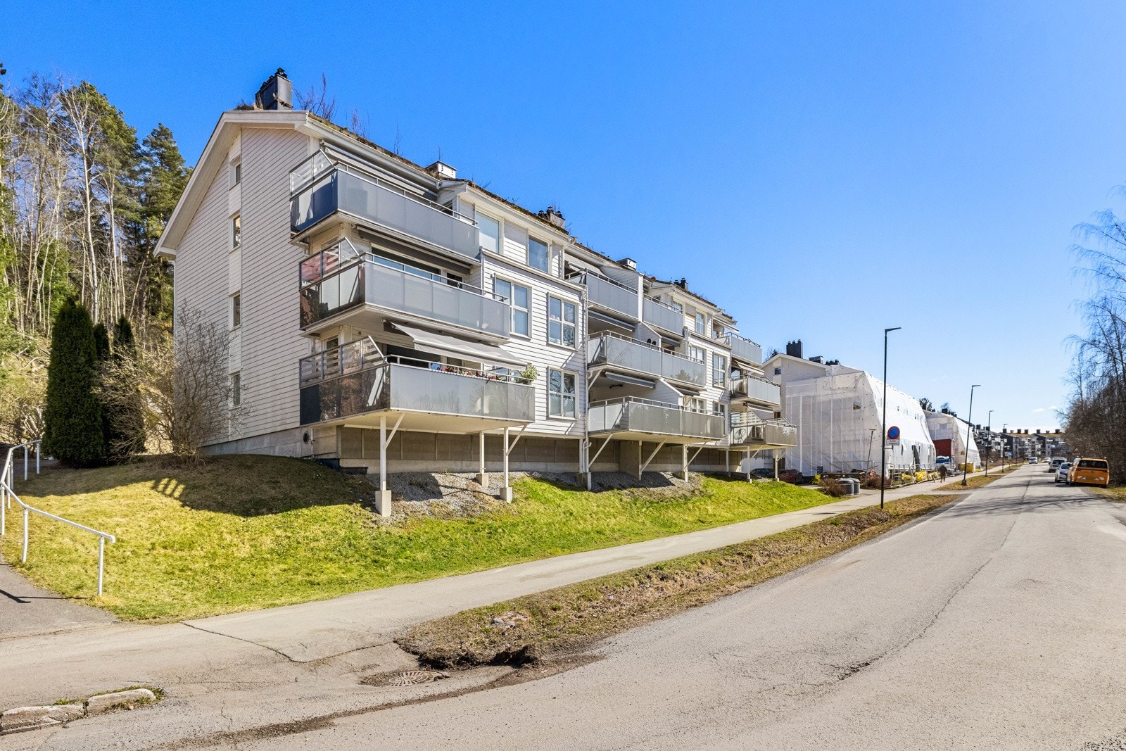 Slik ser fasaden ut uten duk. (Bildet er av nabobygget). Galleribilde