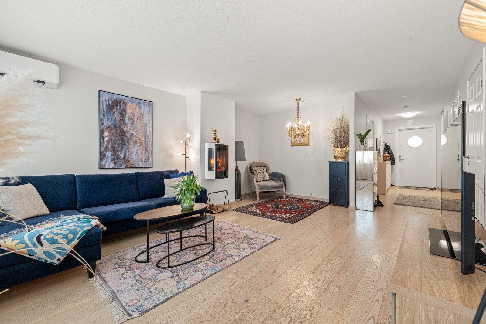 Velkommen til en lys og romslig 3-roms andelsleilighet i populært borettslag, presentert av Kristian B.Hansen v/Proaktiv Lillestrøm. Galleribilde