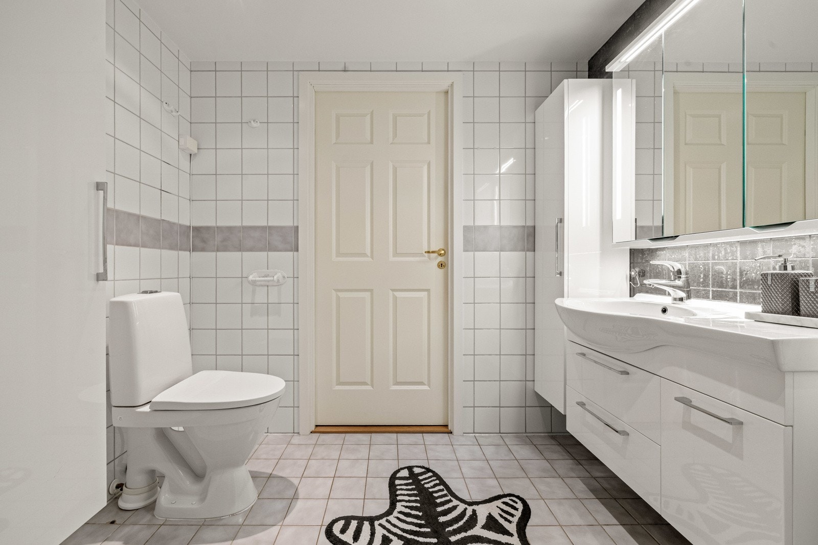 Rommet har elektriske varmekabler i gulvet, spottbelysning i taket og mekanisk avtrekk via Villavent. Galleribilde