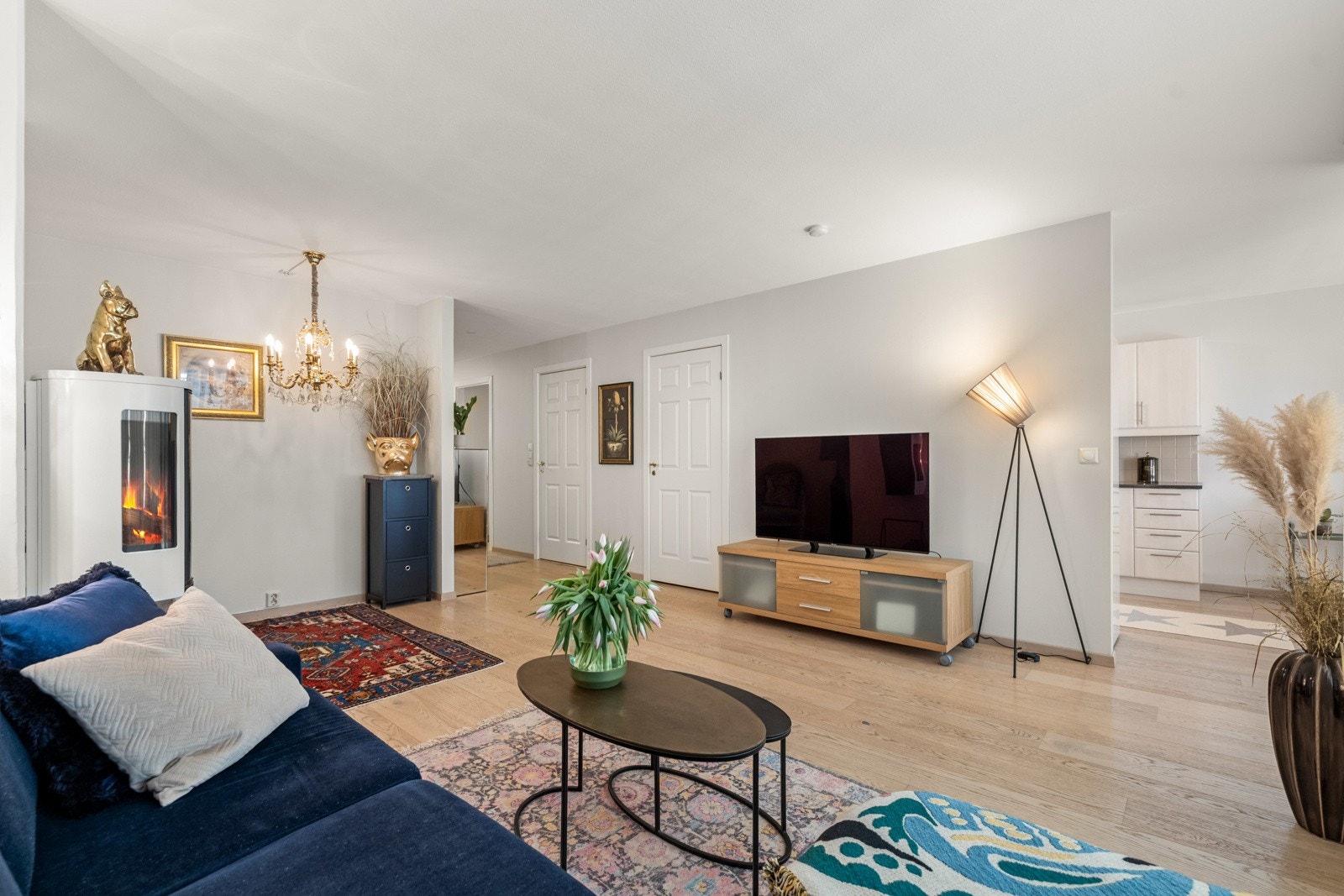 Et fint og sosialt rom med delvis åpen løsning til stort spisekjøkken. Galleribilde