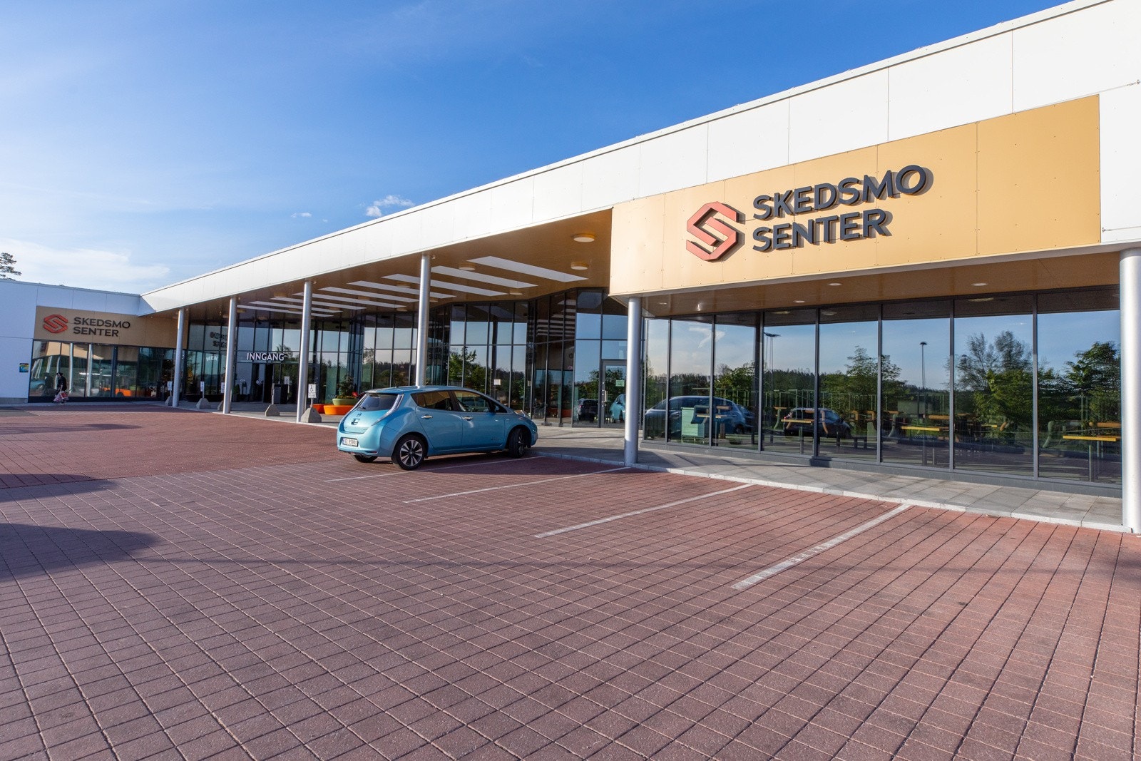 Bor du i Lurudveien er det kort vei til både marka og sentrum med servicetilbud. Det er ca. 5 min kjøretur til Skedsmo Senter. Galleribilde