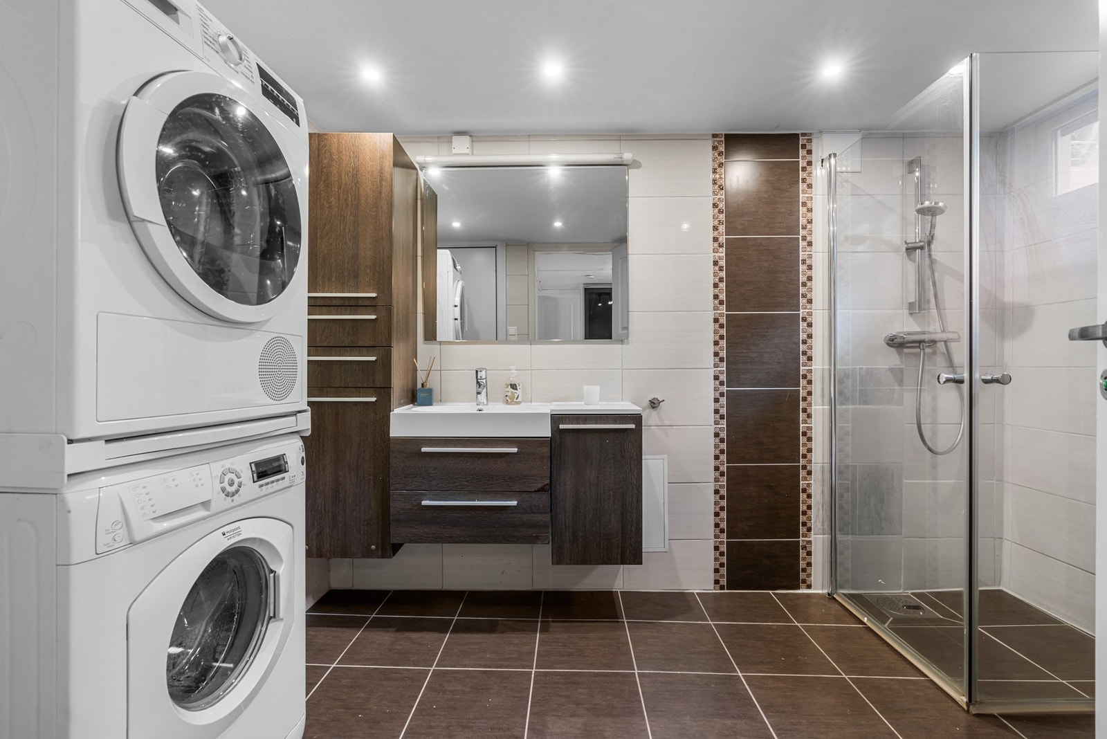 Bad i kjelleren. Badet. er modernisert i 2014. Galleribilde