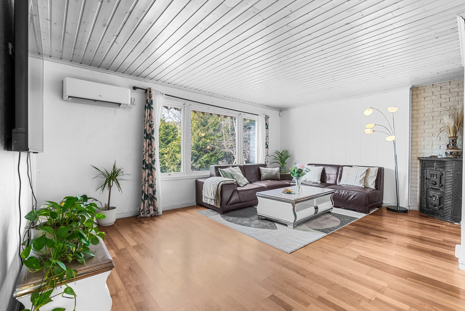 Romslig stue med peisovn. Galleribilde