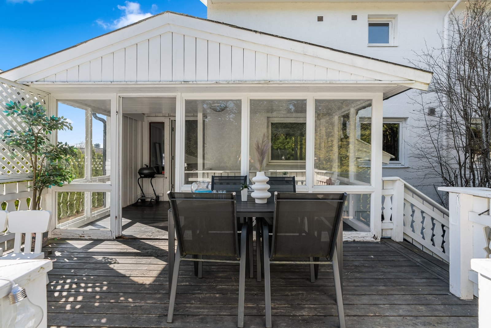 Den åpne treterrassen på ca. 11 m2 er perfekt for sommerdager og grilling. Galleribilde