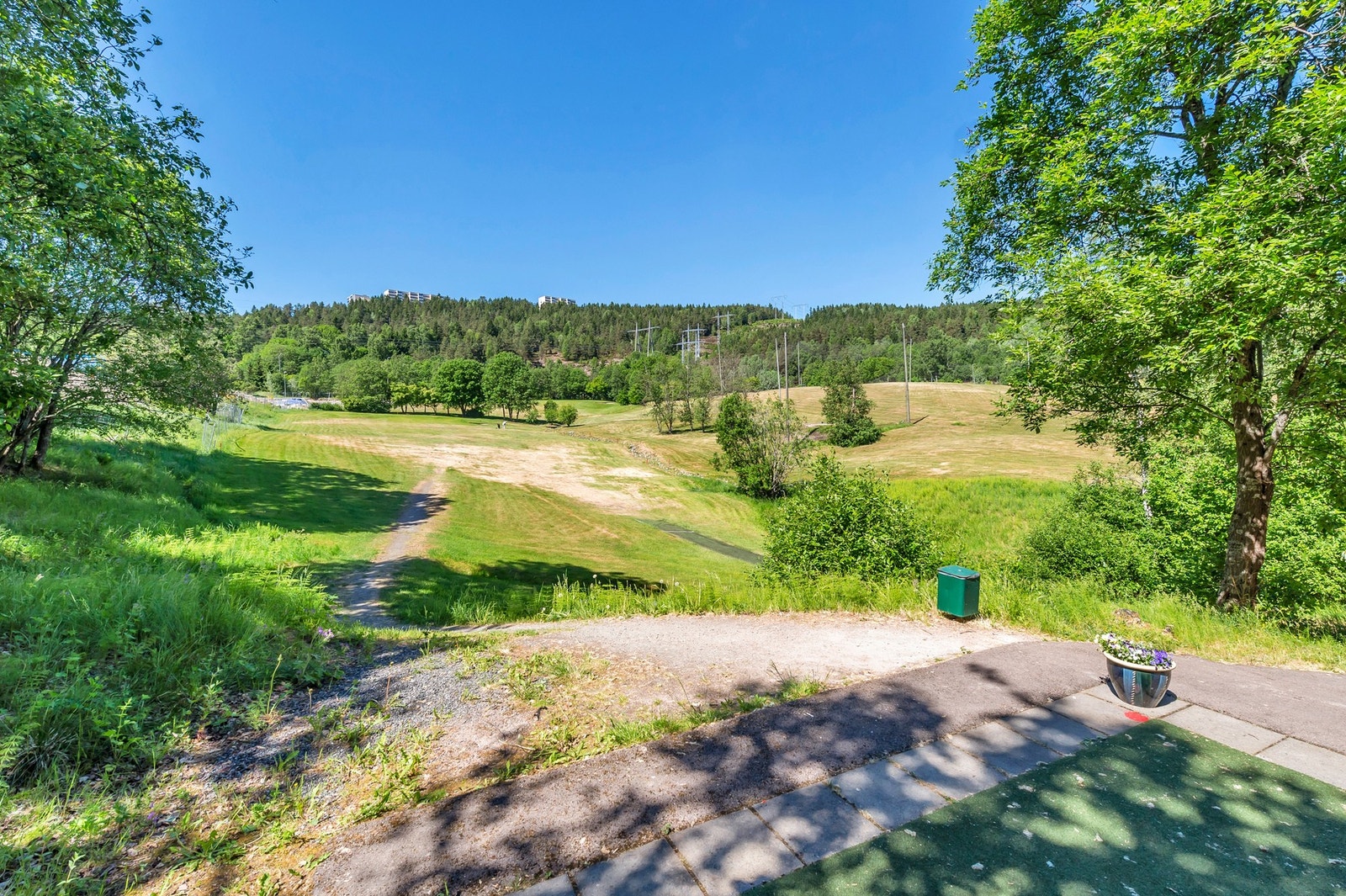 Boligen har en fredelig beliggenhet i et etablert boligområde på Bånkall ved Vestli og samtidig med gangavstand til de fleste nødvendige fasiliteter. Galleribilde