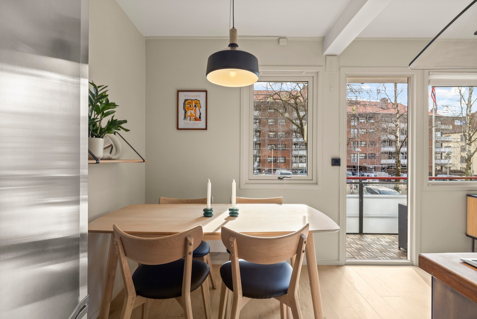 God avstand til naboblokken som gir lite innsyn til leiligheten Galleribilde