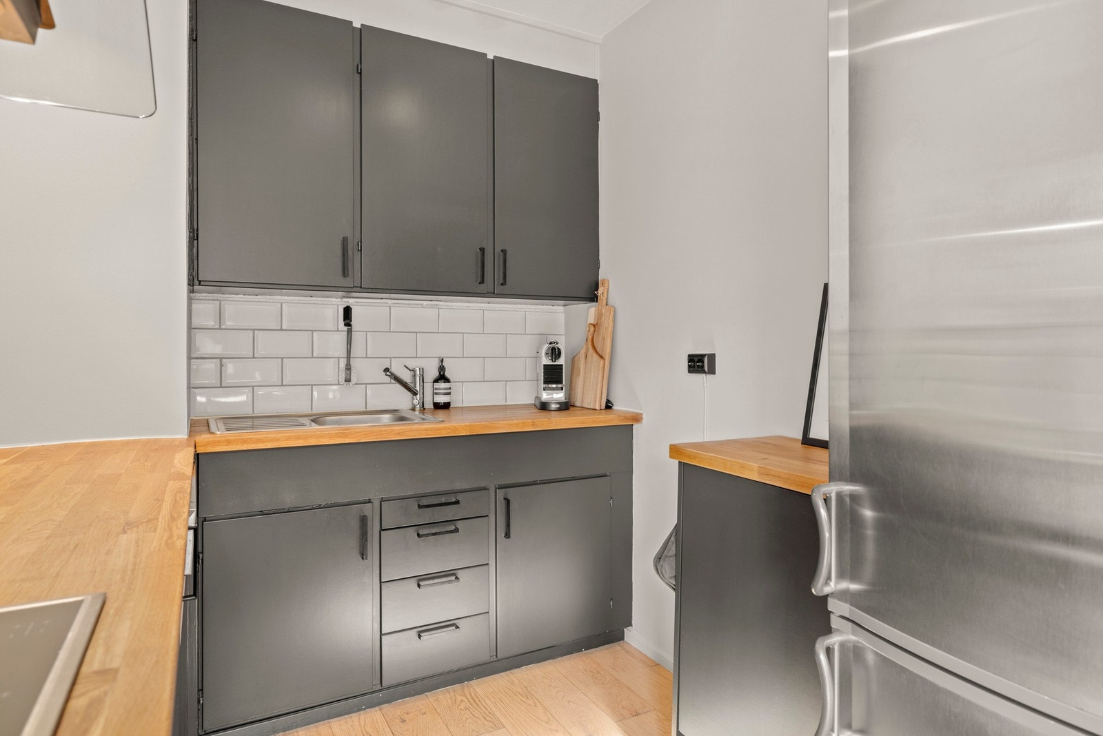 Stilrent kjøkken med praktisk benkeplass. Kjøkkenet har benkeplater i eik Galleribilde