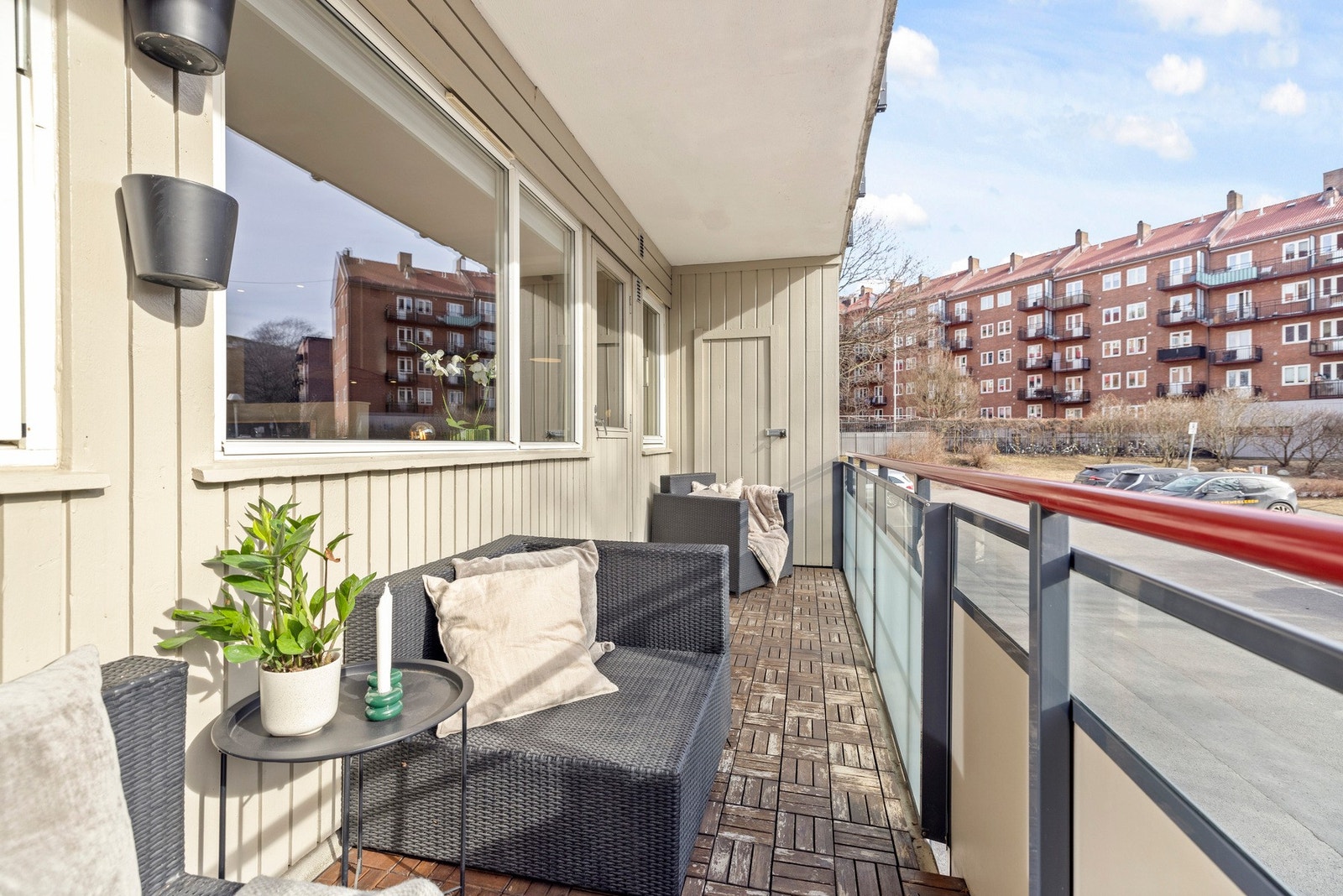 Praktisk utvendig bod, perfekt for puter og pledd til utemøblement Galleribilde