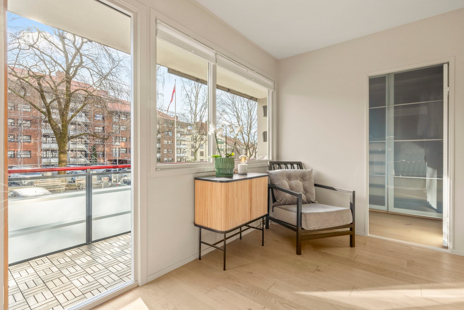 God lysinngang fra store vindusflater Galleribilde