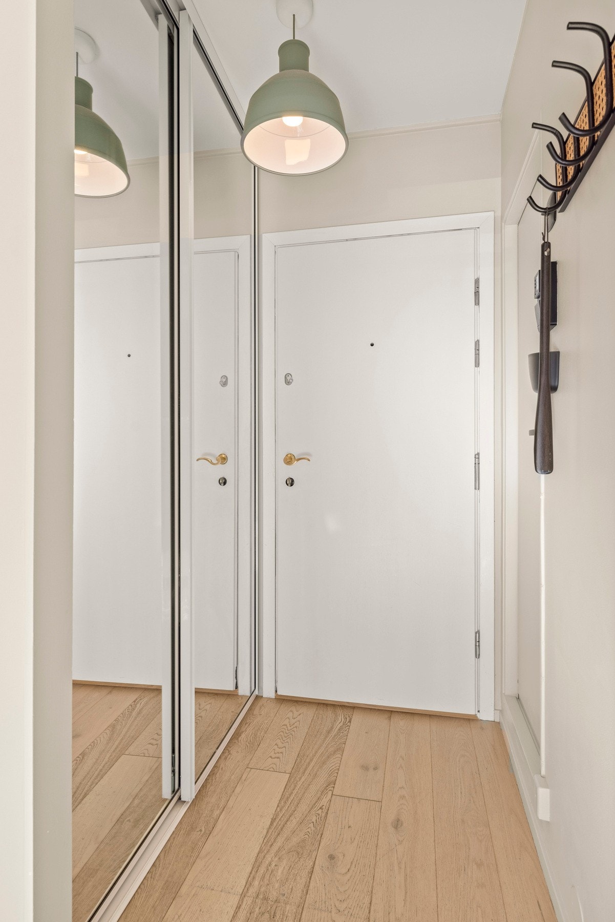 Entré med skyvedørsskap for lagring av yttertøy og mer Galleribilde