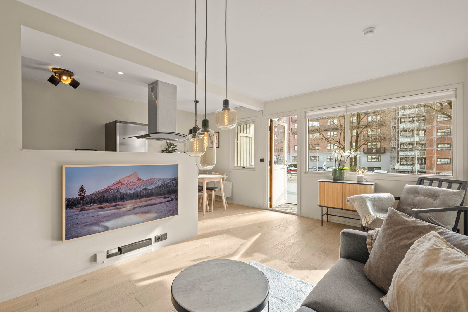 Lys og åpen stue i en smart og sosial leilighet Galleribilde