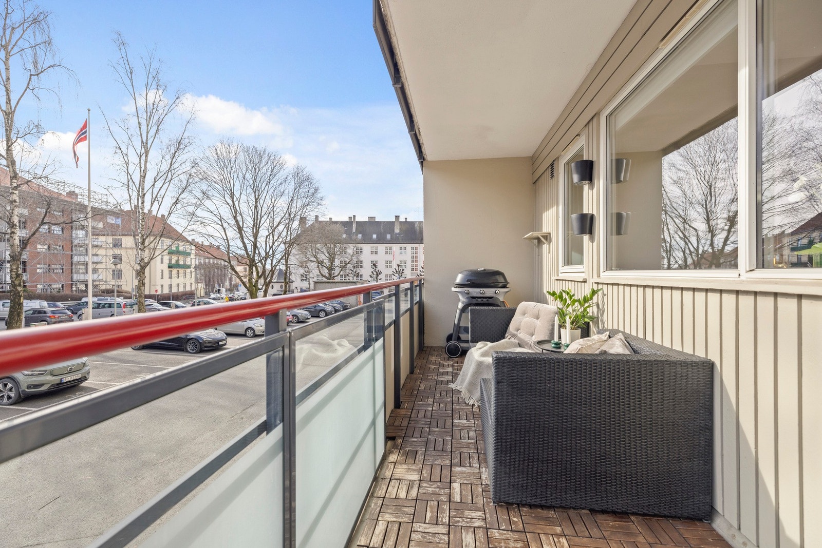 Balkongen er på 9 kvm og har god plass for sittegrupper Galleribilde