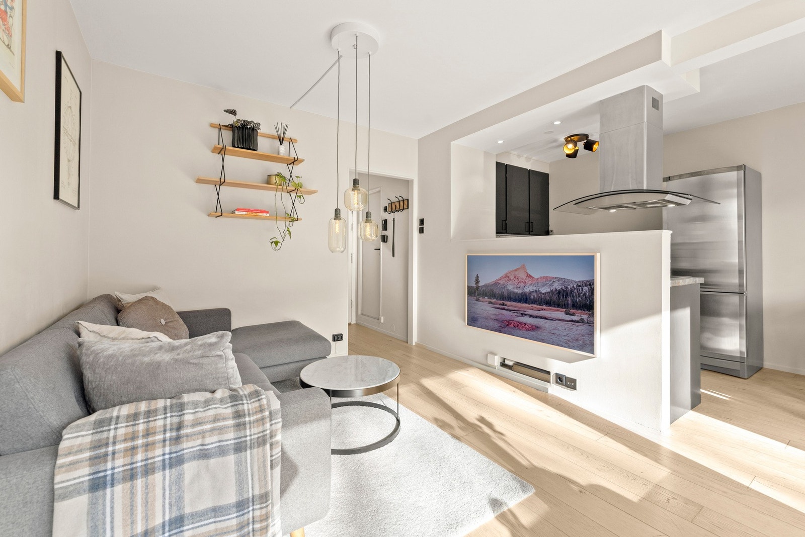 Delvis åpen stue/kjøkken som gir en meget sosial løsning for leiligheten Galleribilde