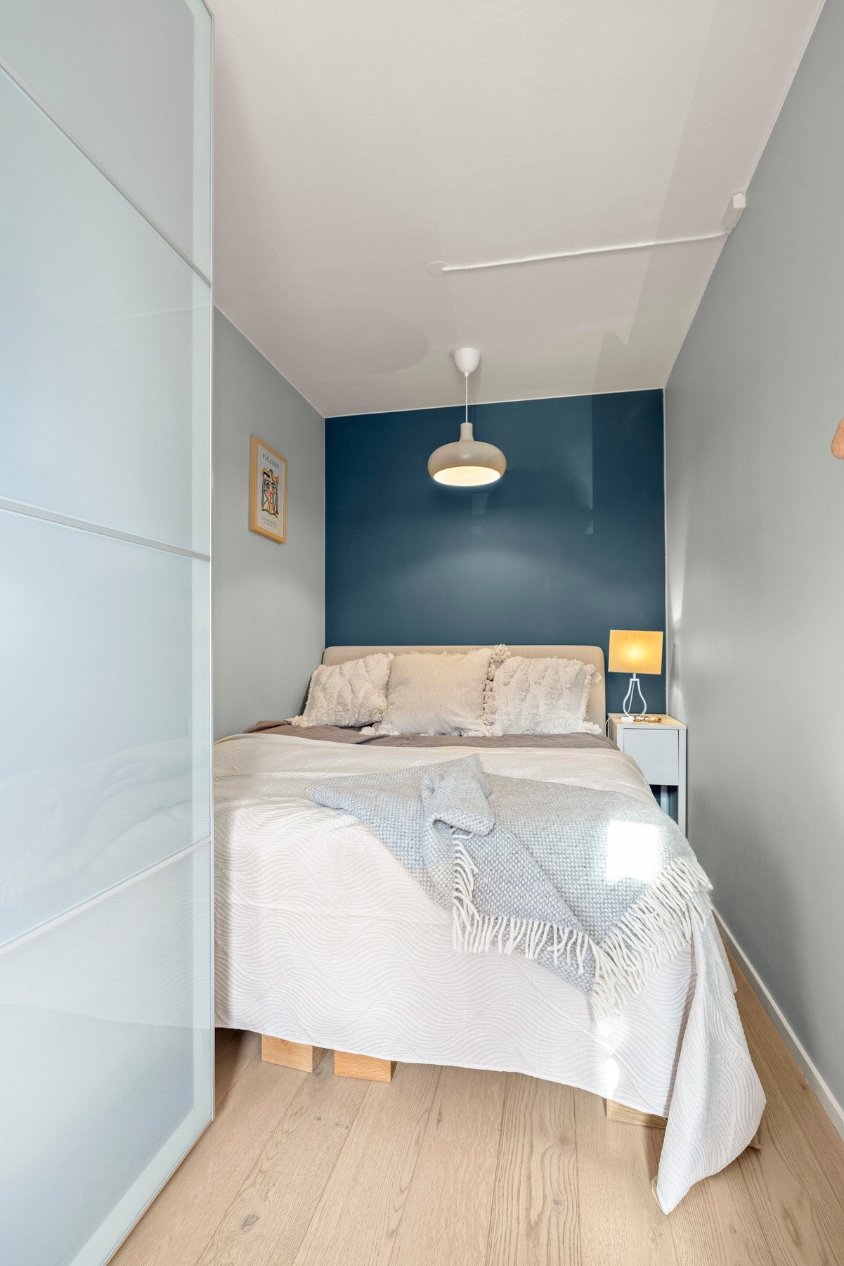 Godt med naturlig lys og lite innsyn på soverommet. God plass for garderobeskap Galleribilde