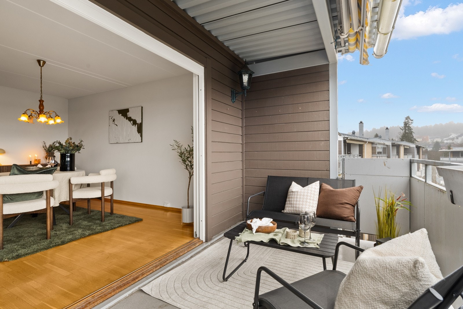 Trivelig og overbygd balkong med markise Galleribilde