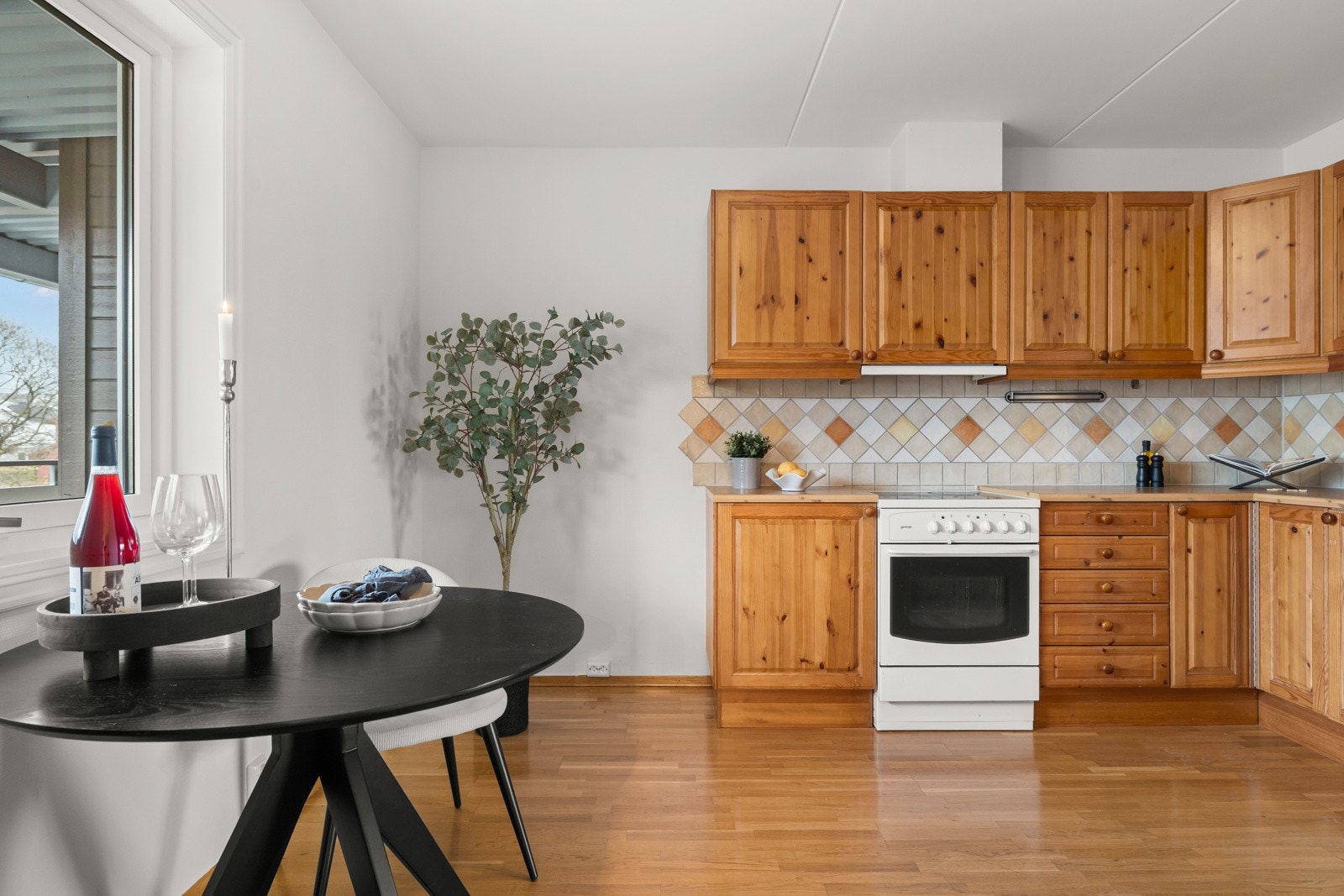 Innredningen består av skap med profilerte fronter i tre og benkeplater i laminat. Galleribilde