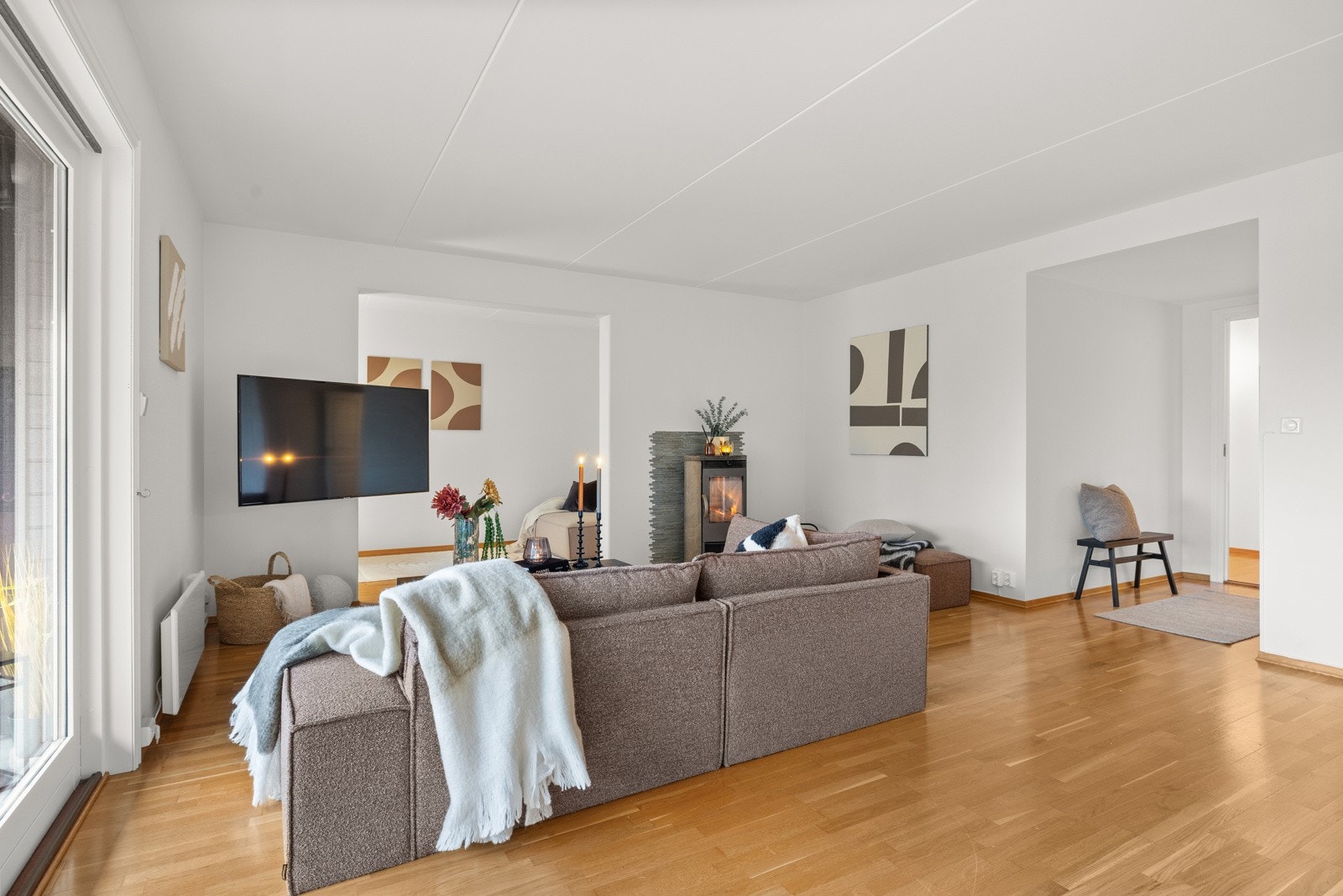 Velkommen til en romslig og gjennomgående leilighet med god planløsning, beliggende i et rolig og etablert boligområde. Galleribilde