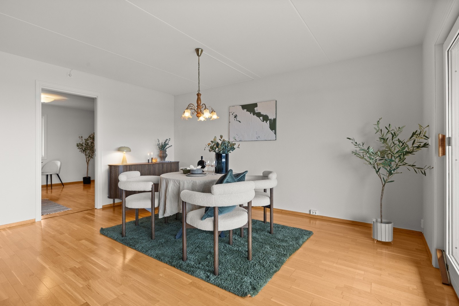 Stuen byr på en åpen og luftig atmosfære, med plass til både sofagruppe og spisebord ? ideelt for både avslapning og sosiale sammenkomster Galleribilde