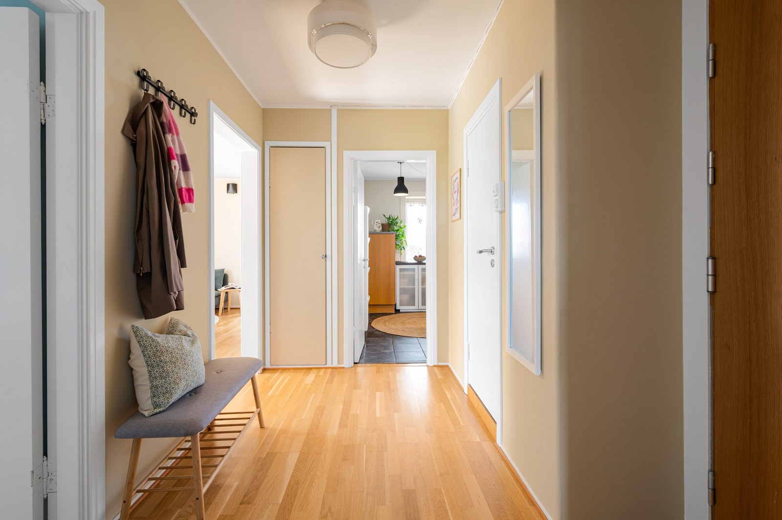 Velkommen inn! Leilighetens entré er innbydende og gir et godt førsteinntrykk av boligen. Galleribilde