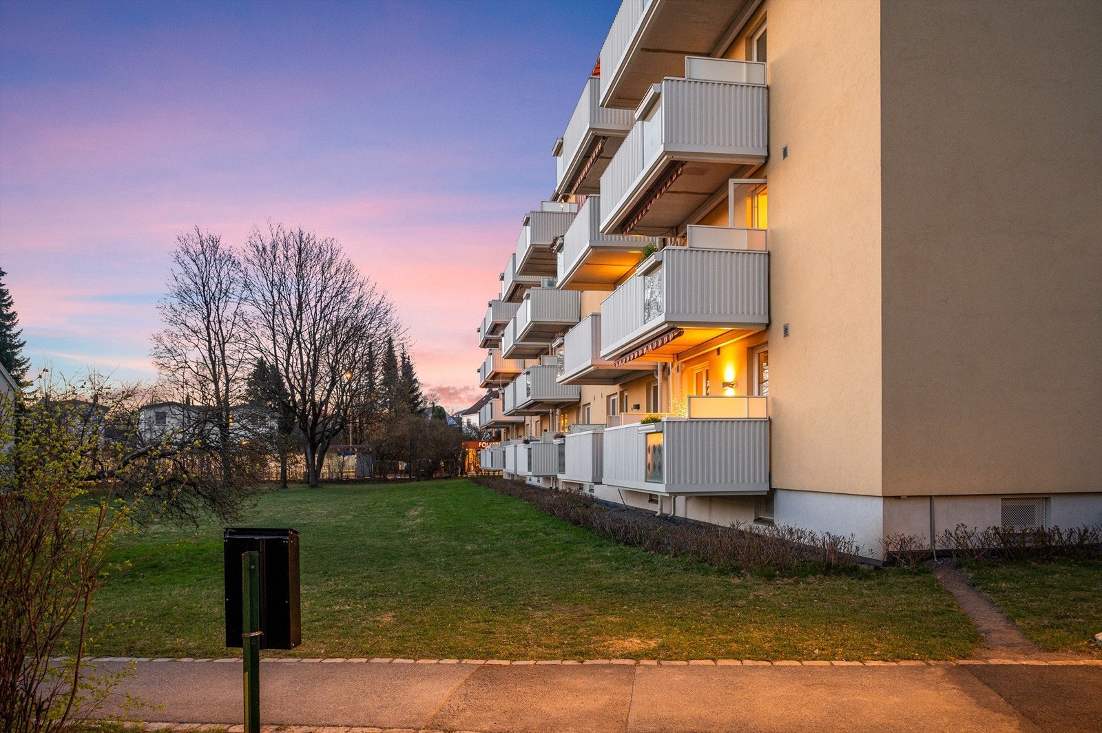 Fellesområder er pent opparbeidet med asfalterte internveier, plenarealer, busker og diverse beplantning. Galleribilde