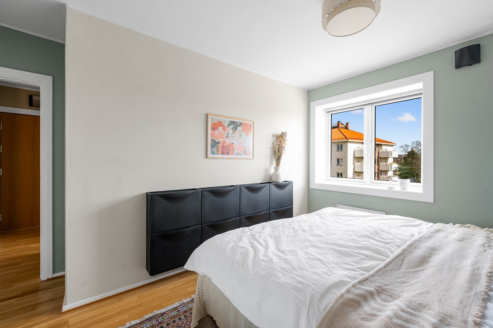 Boligen disponerer for øvrig tre boder. To kjellerboder og en loftsbod. Her er lagringsplass ingen problem! Galleribilde