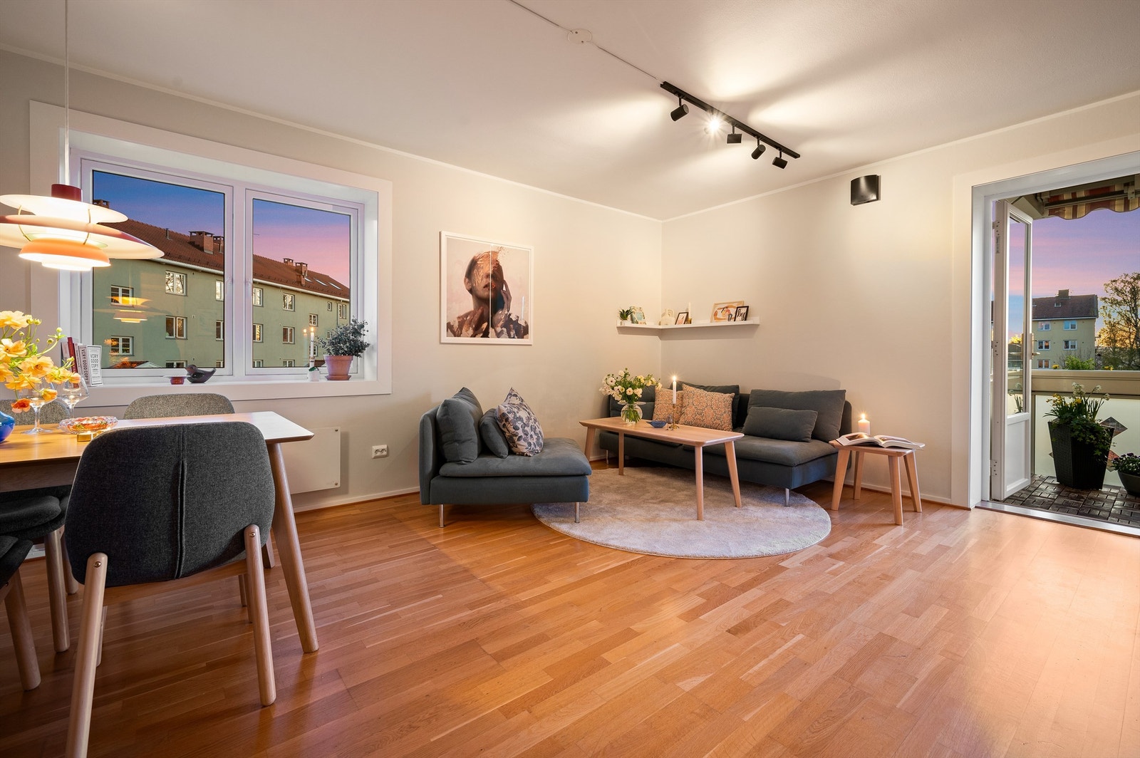 Det er store vindusflater som slipper inn rikelig med lys og skaper en fin og luftig atmosfære i stuen. Galleribilde