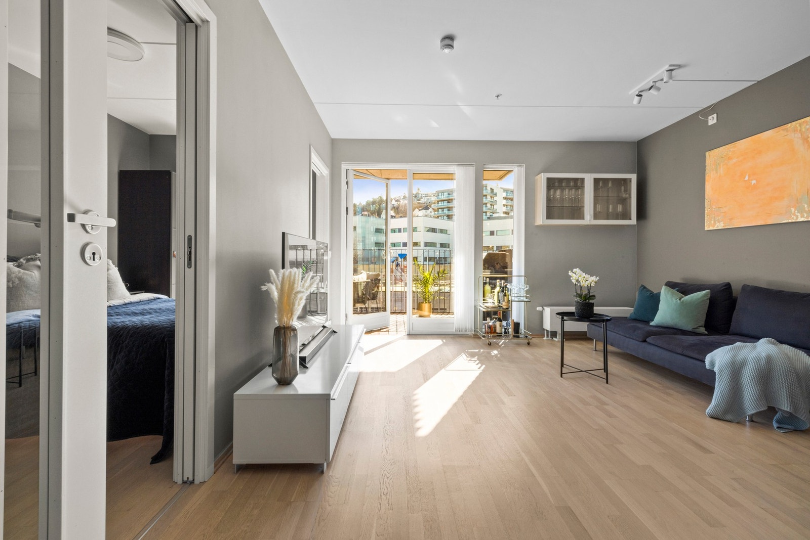 Det er 3-stavs parkett i alle rom, som sørger for en stilfull gjennomgående standard. Galleribilde