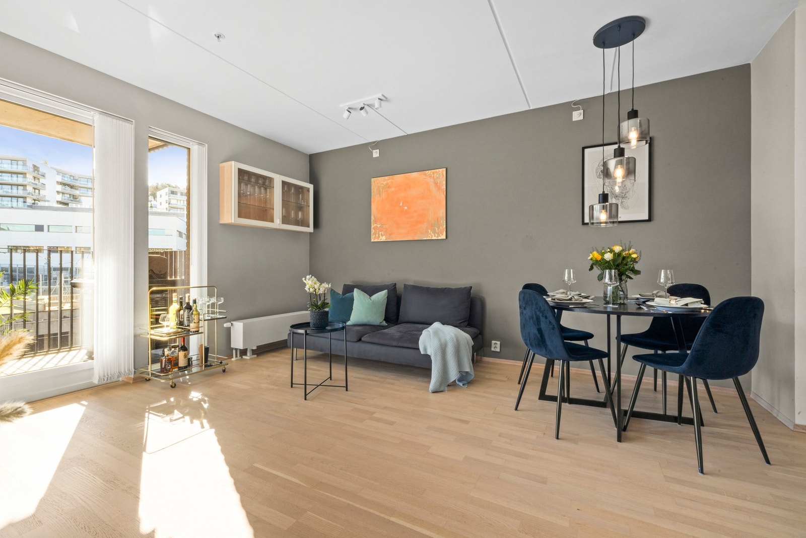 Stuen kan enkelt deles opp i soner med spisebord i den ene enden og større sofagrupper ut mot balkong. Galleribilde