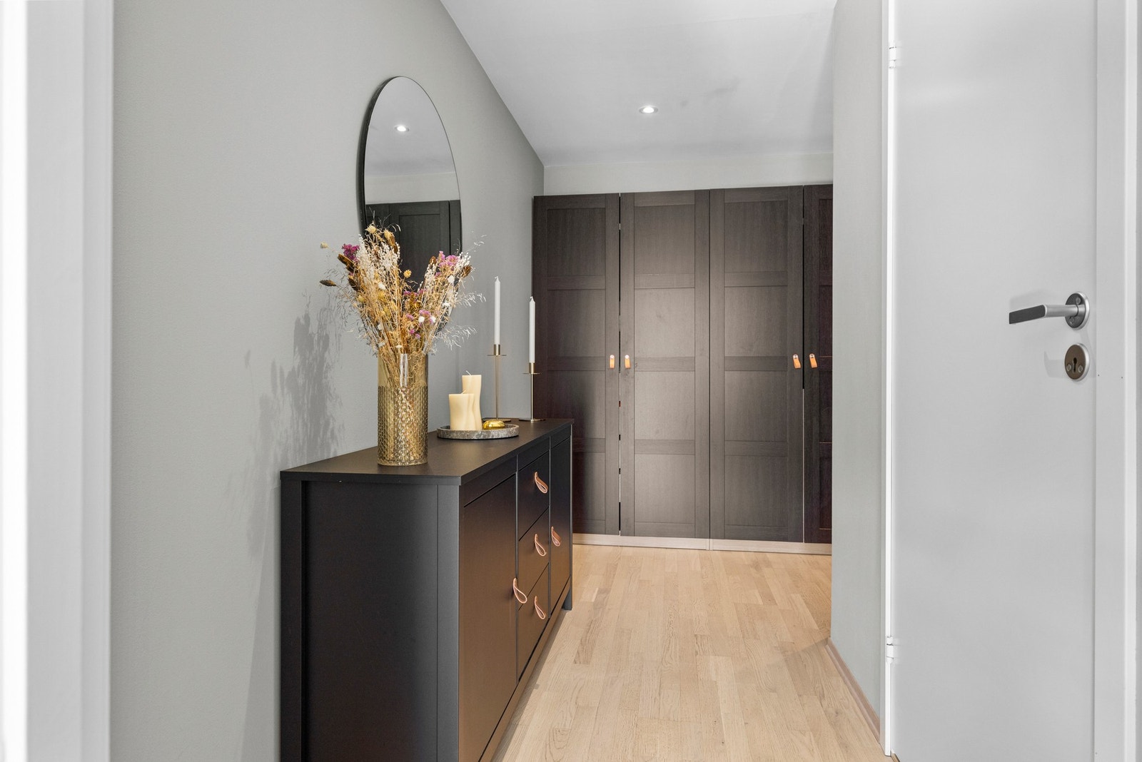 Entréen har en god utforming som gir deg plass til knagg rekker, konsollbord, skohyller eller garderobeskap. Galleribilde