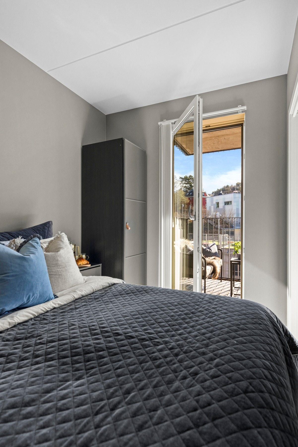 Vinduet på soverommet kan åpnes helt for en luftigere følelse. Galleribilde