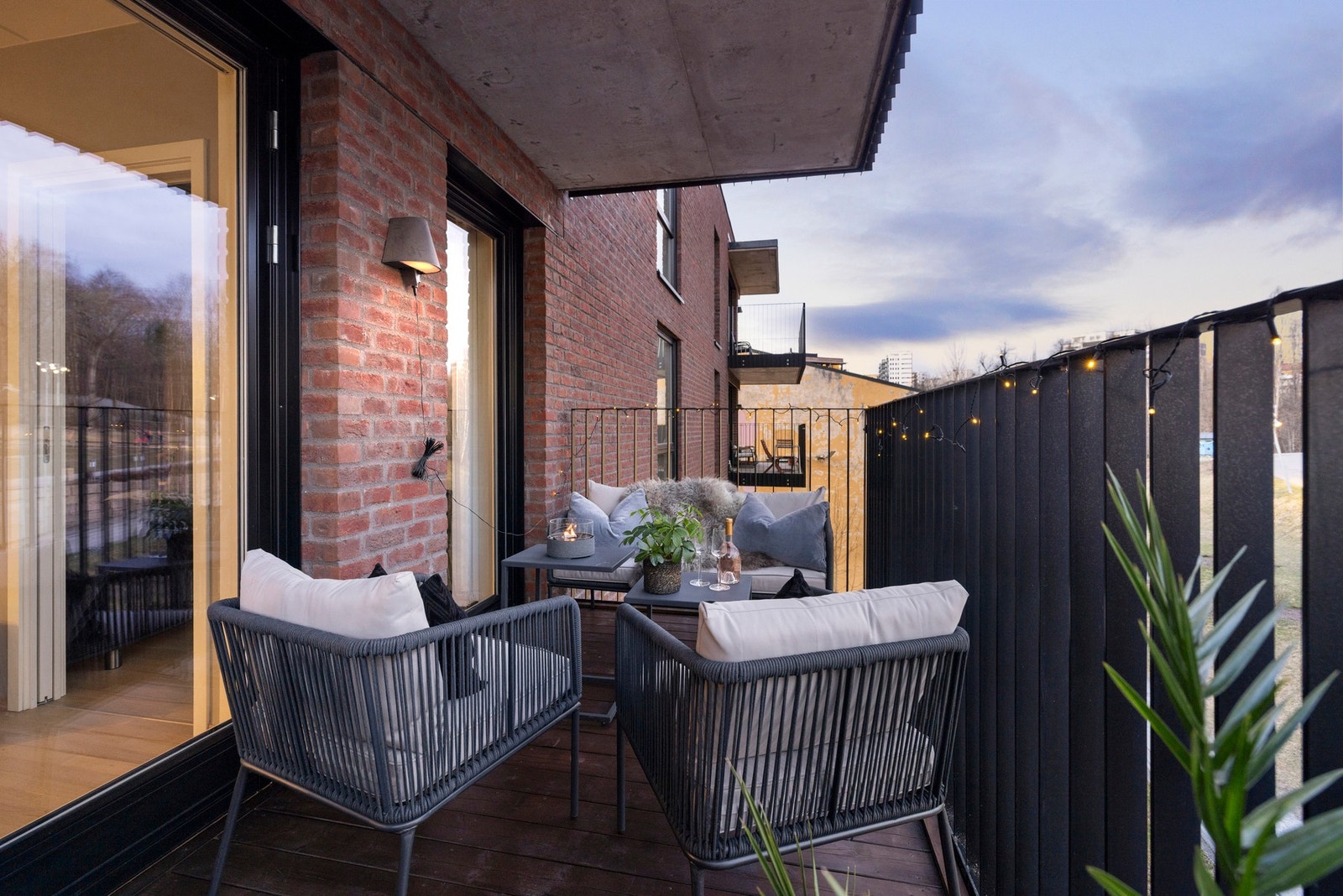 En romslig balkong på 8 kvm! Terassebordene ble nylig beiset. Galleribilde