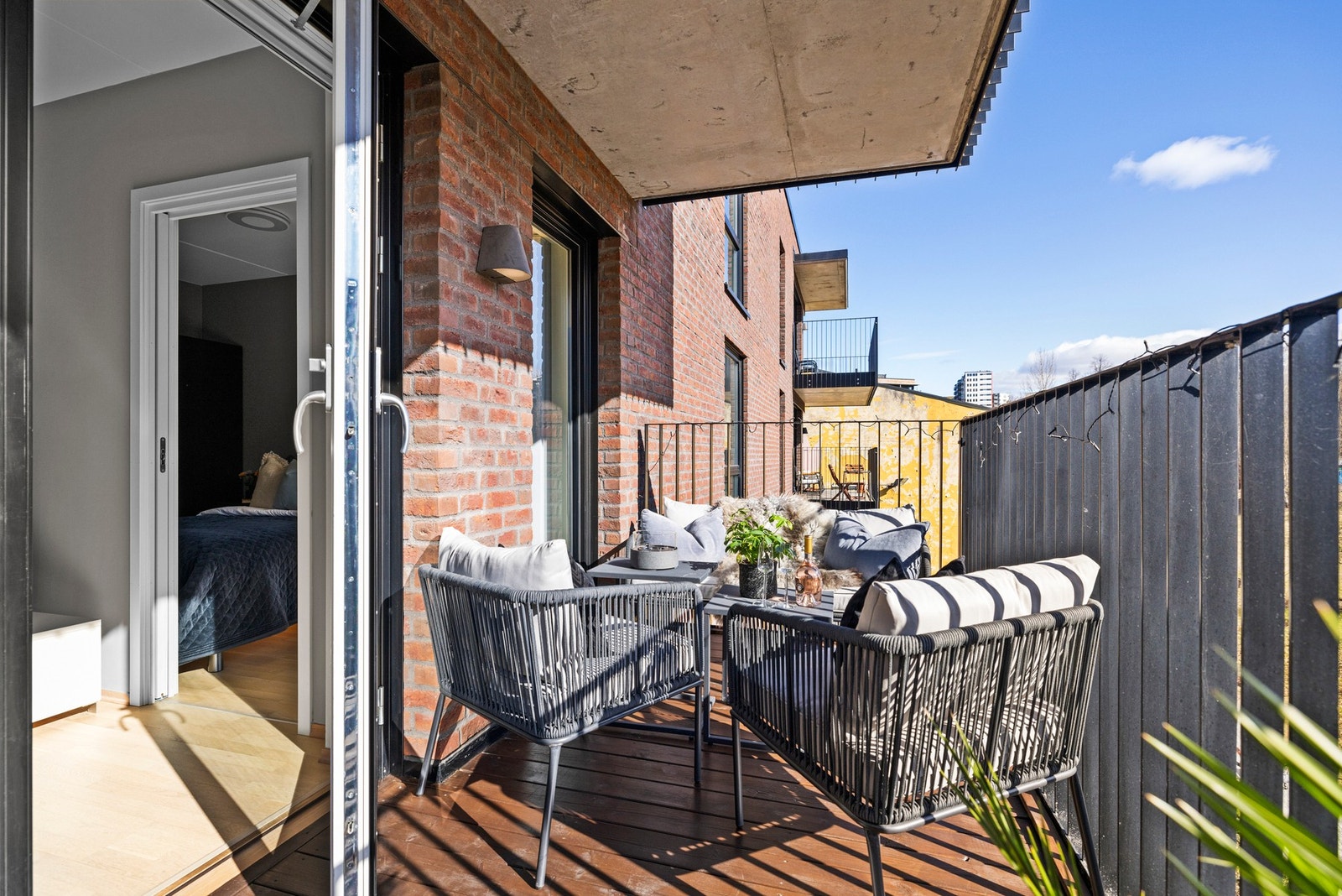 Her har du nok av plass til utemøbler, varmelamper, grill osv. Galleribilde