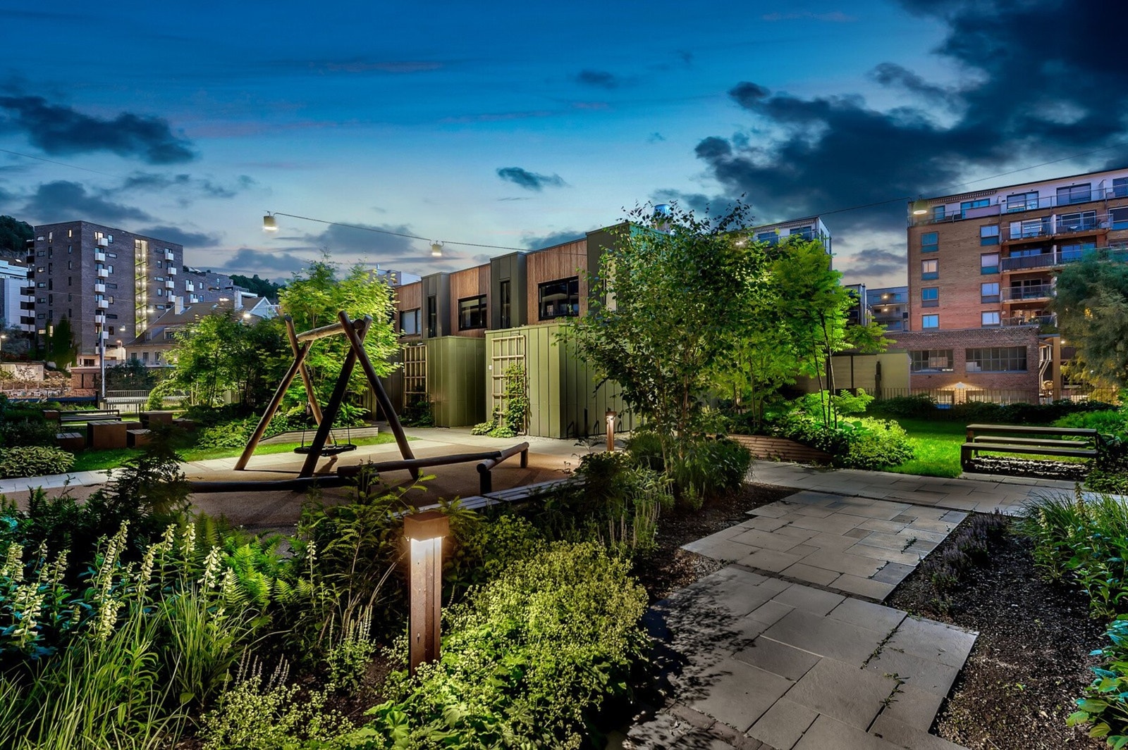 Felles tomteområde er pent opparbeidet med asfalterte og steinlagte internveier, trær, busker, sittegrupper og lekeplasser. Galleribilde