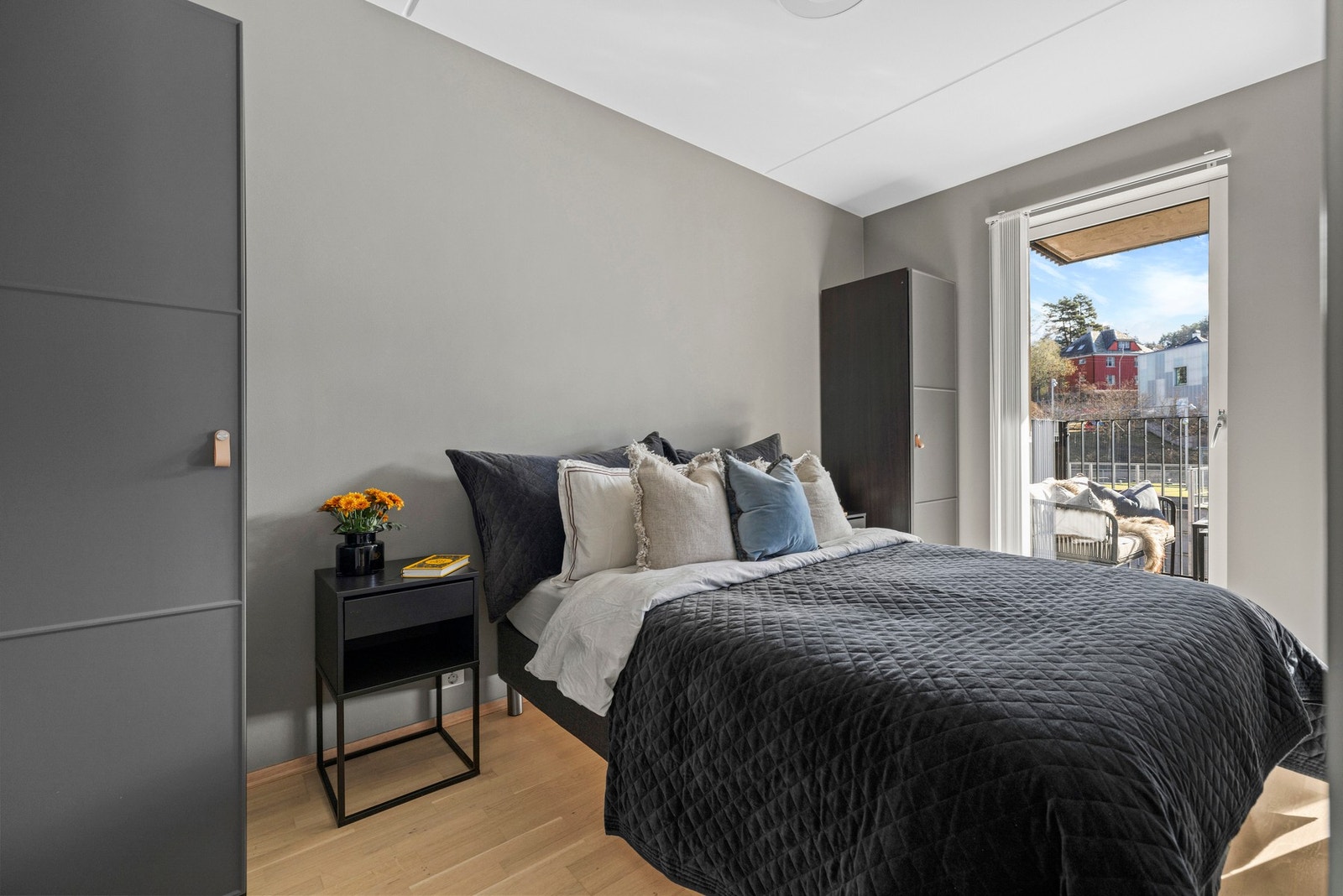 Leiligheten har et romslig soverom med hvitpigmentert eikeparkett og glattmalte overflater. Galleribilde