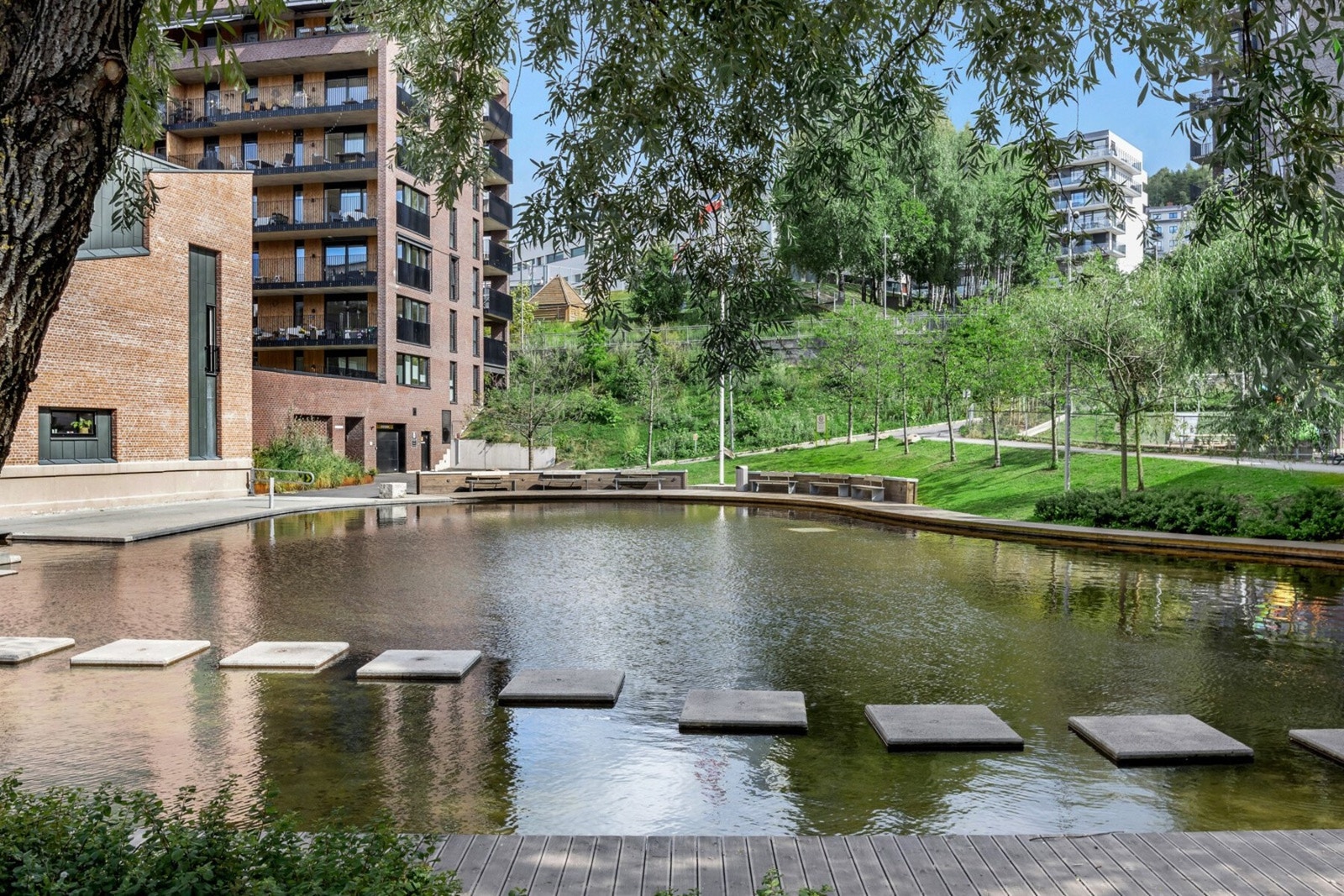 Kværnerdammen like ved leiligheten er et grønt og pent rekreasjonsområde. Galleribilde