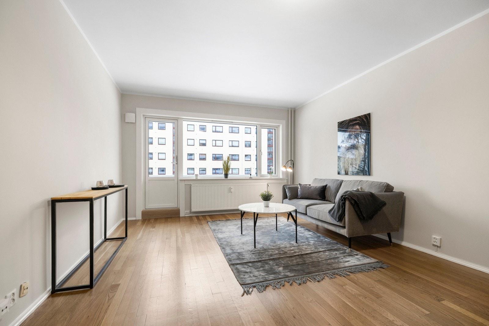 Lys og pen stue med store vindusflater som sikrer gode lysforhold. Galleribilde