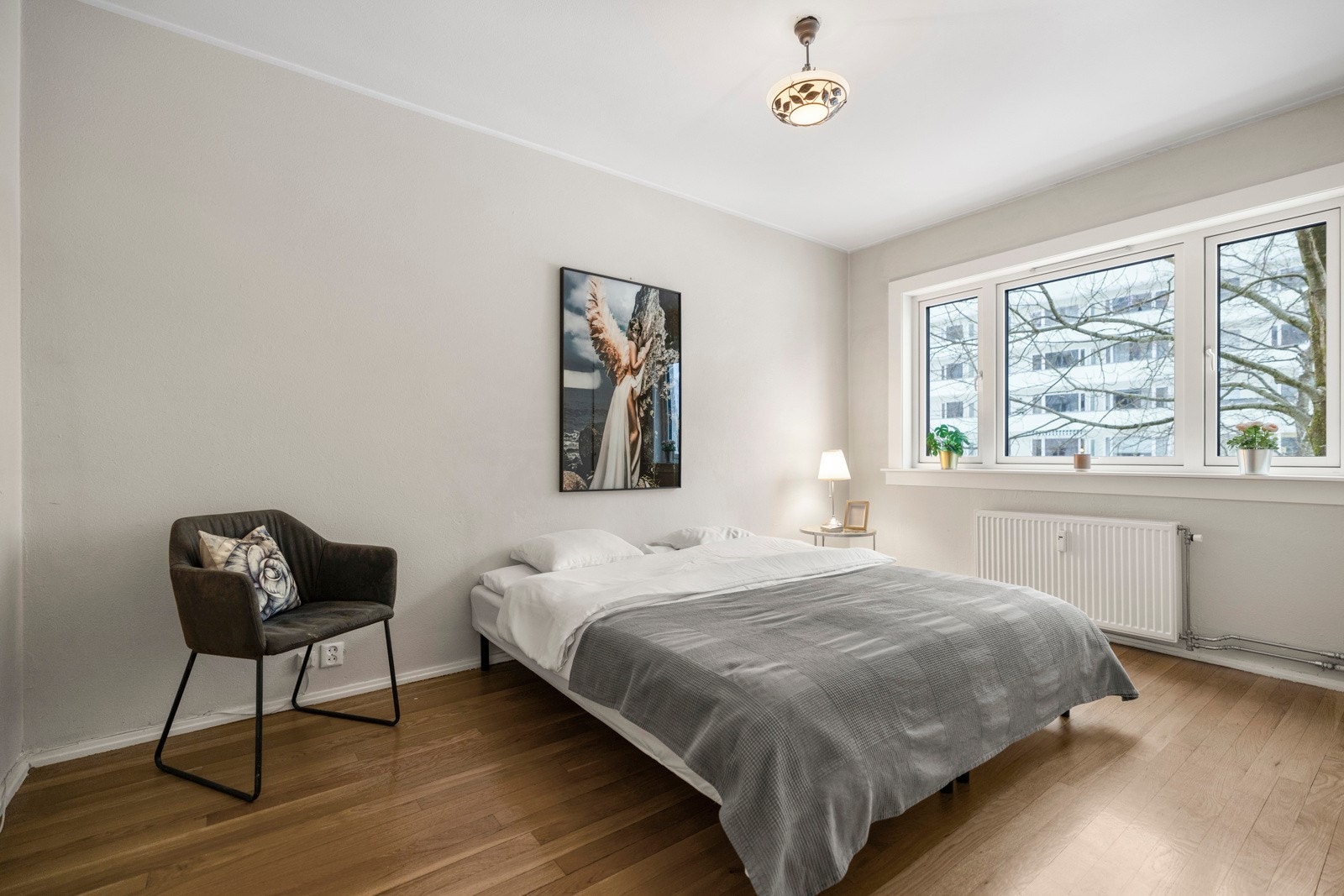 Soveromet har rikelig med naturlig lys og god plass til en stor seng. Galleribilde