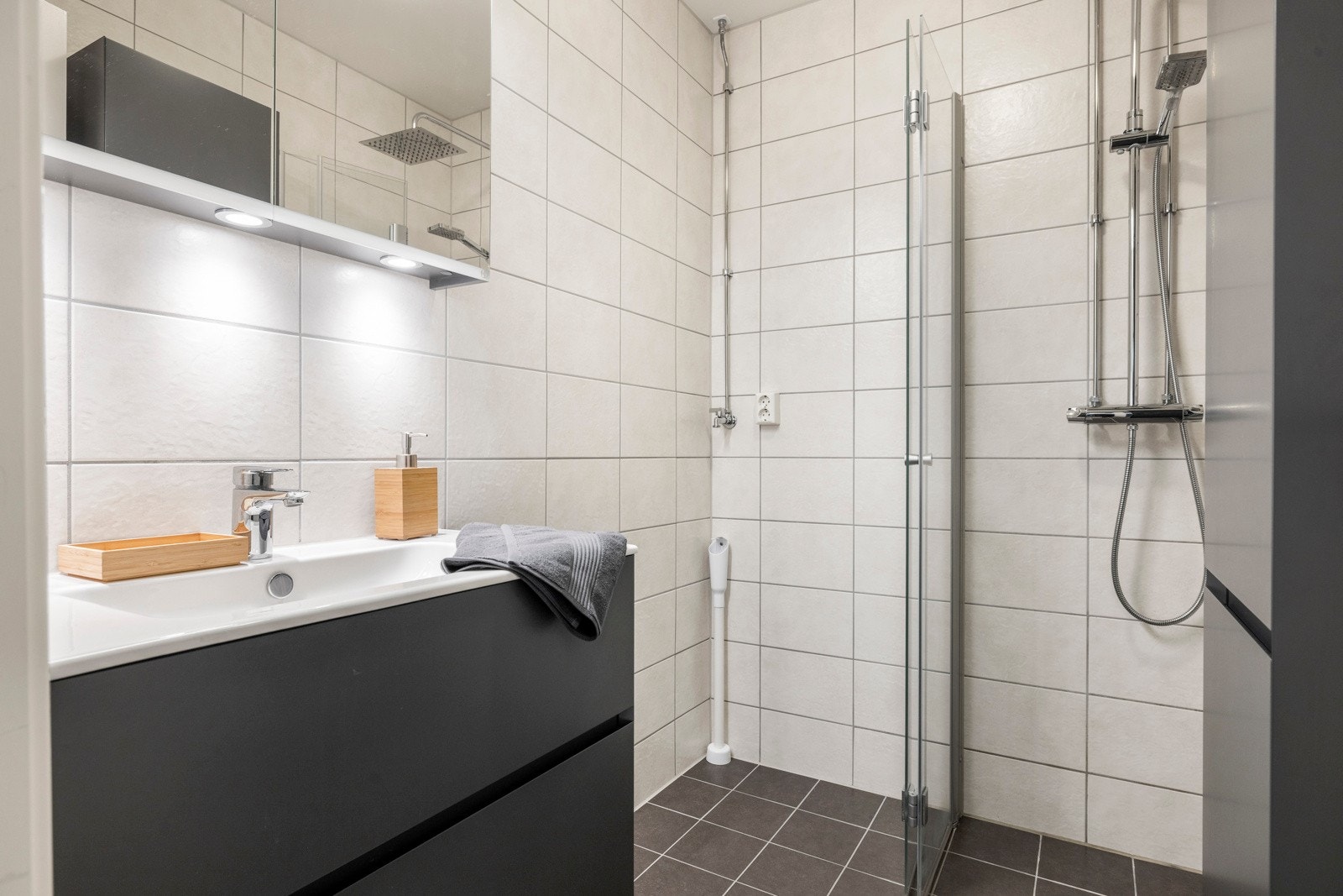 Romslig flislagt bad med elektriske varmekabler i gulv. Galleribilde