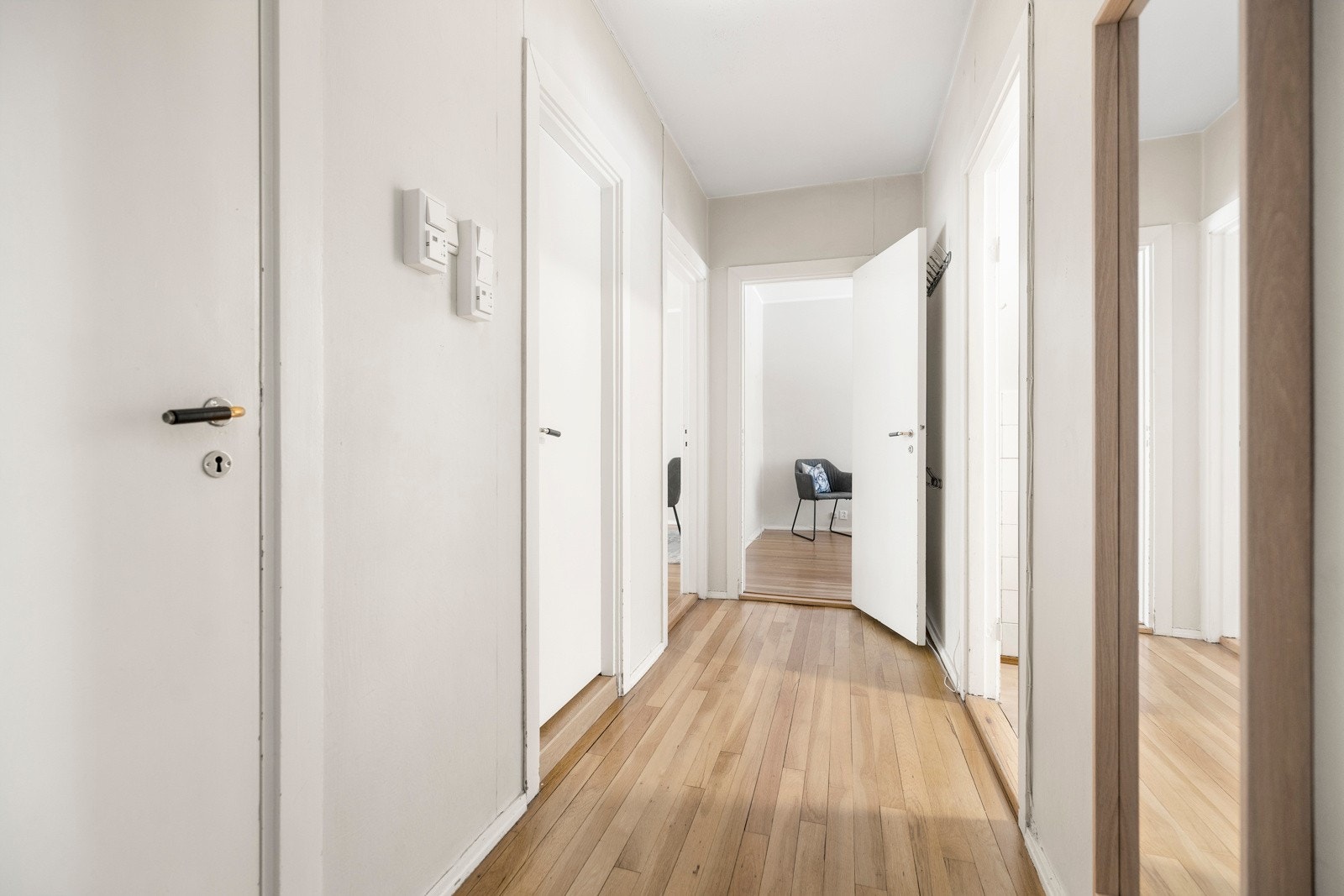 Romslig gang med nok av plass for oppbevaring av yttertøy, gir et godt førsteinntrykk til leiligheten. Galleribilde