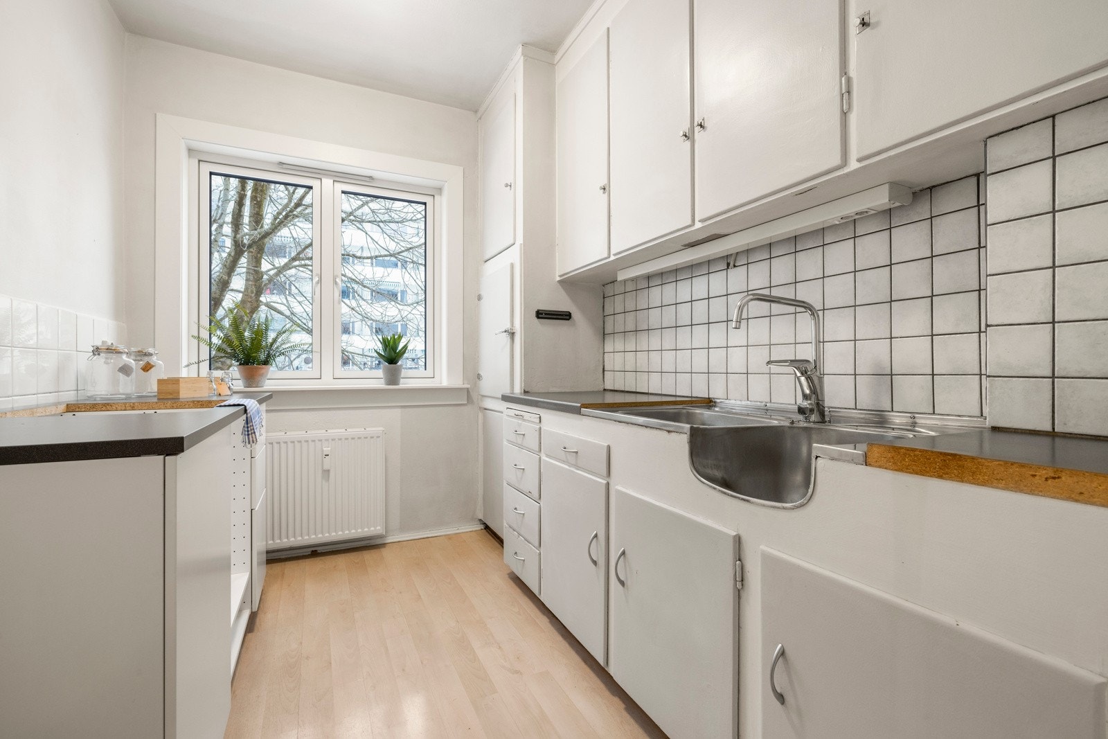 Separat kjøkken med plass til alt man trenger. Galleribilde