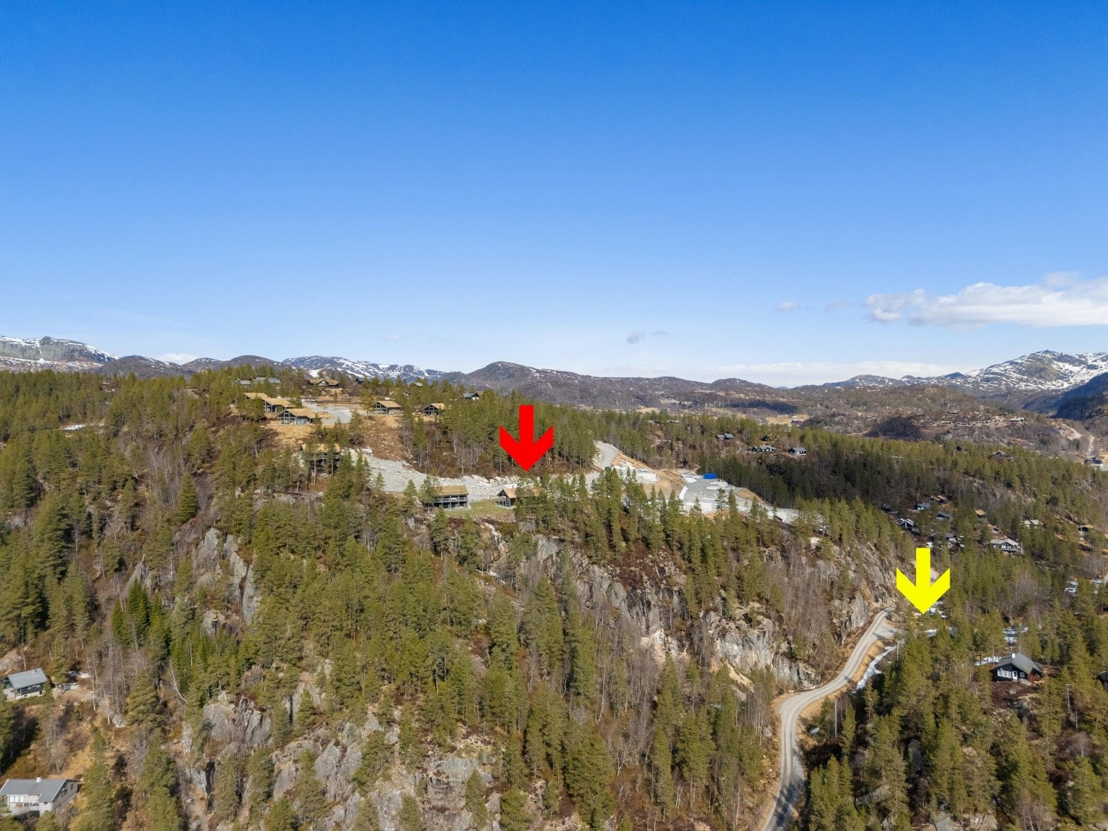 Skisporet går like neden for hytten. Gul pil viser hvor skisporet går videre mot Neset/Sinnes. Galleribilde