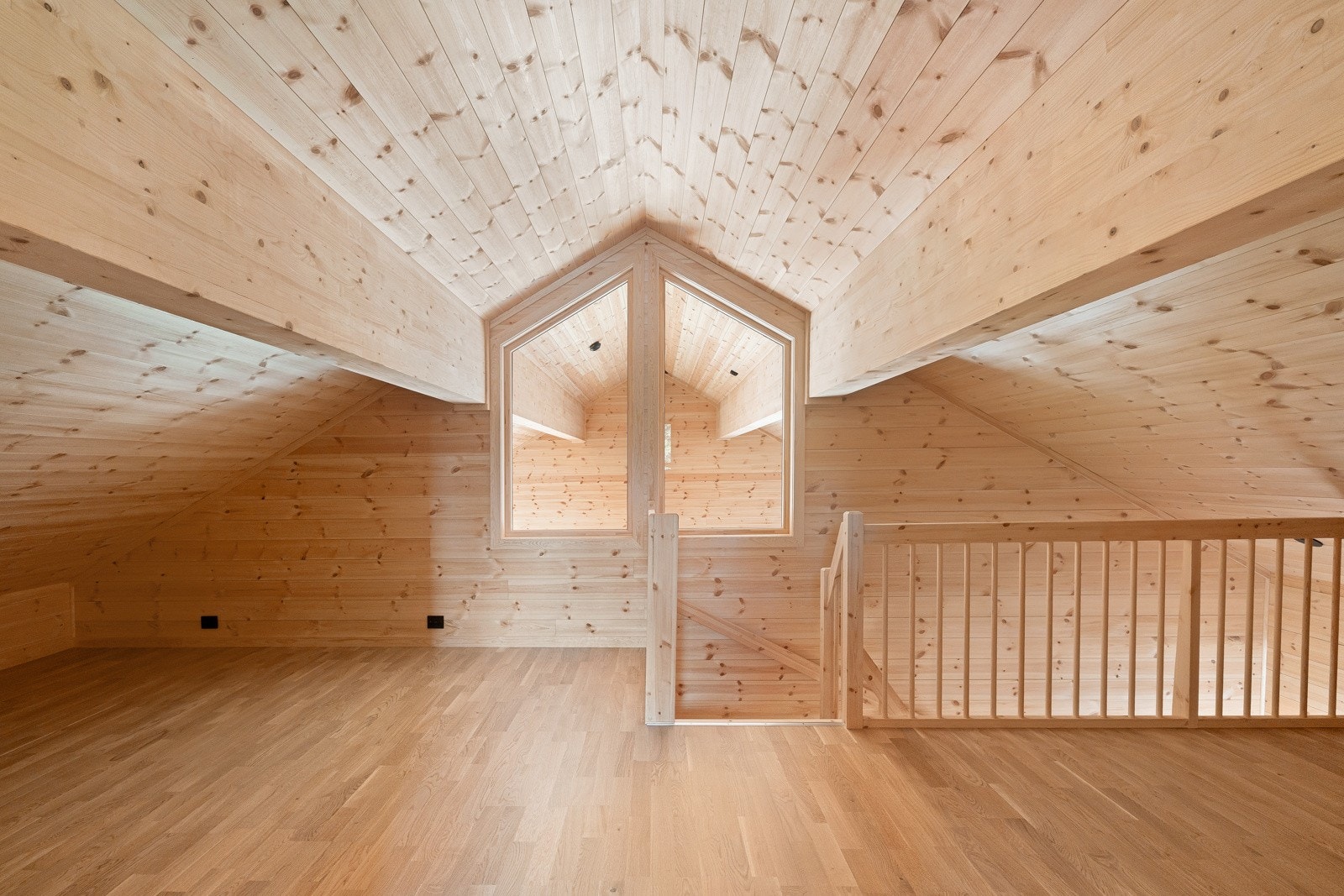 Romslig hems/loftstue 2.etg med innvendig vindu for lysinnslipp. Stort gulvareal og mye boltreplass. Galleribilde