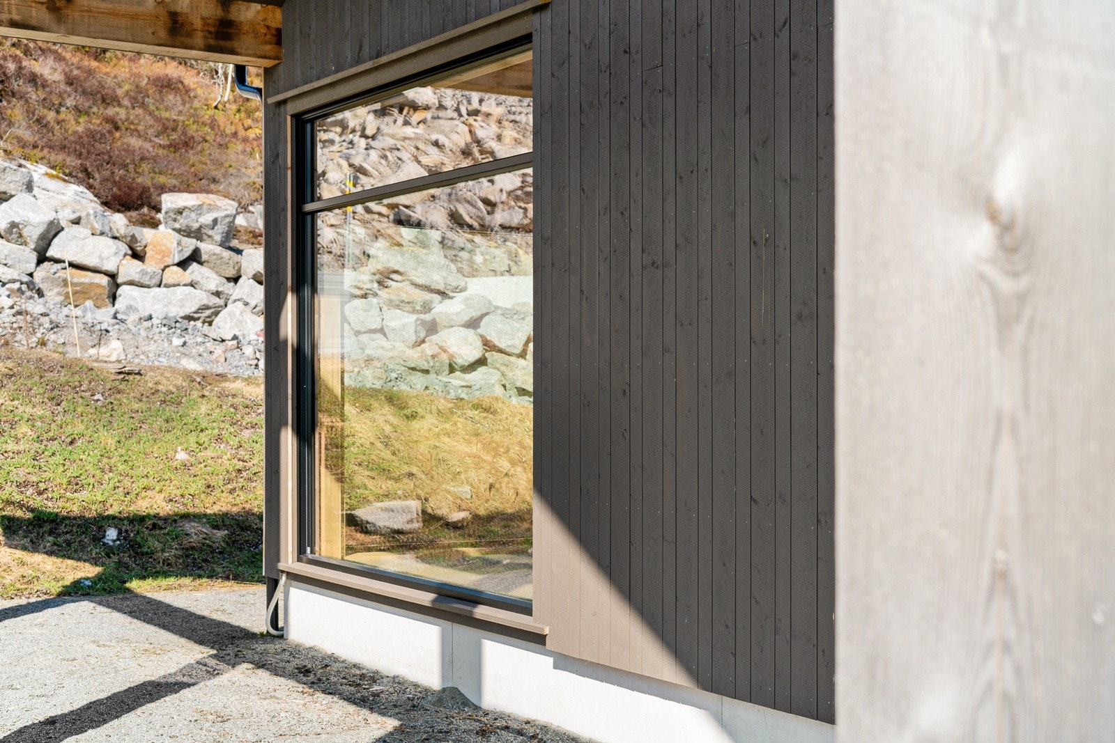 Store vindusflater gir herlig lysinnslipp. Takoverbygget terrasse gir flere bruksmuligheter. Galleribilde